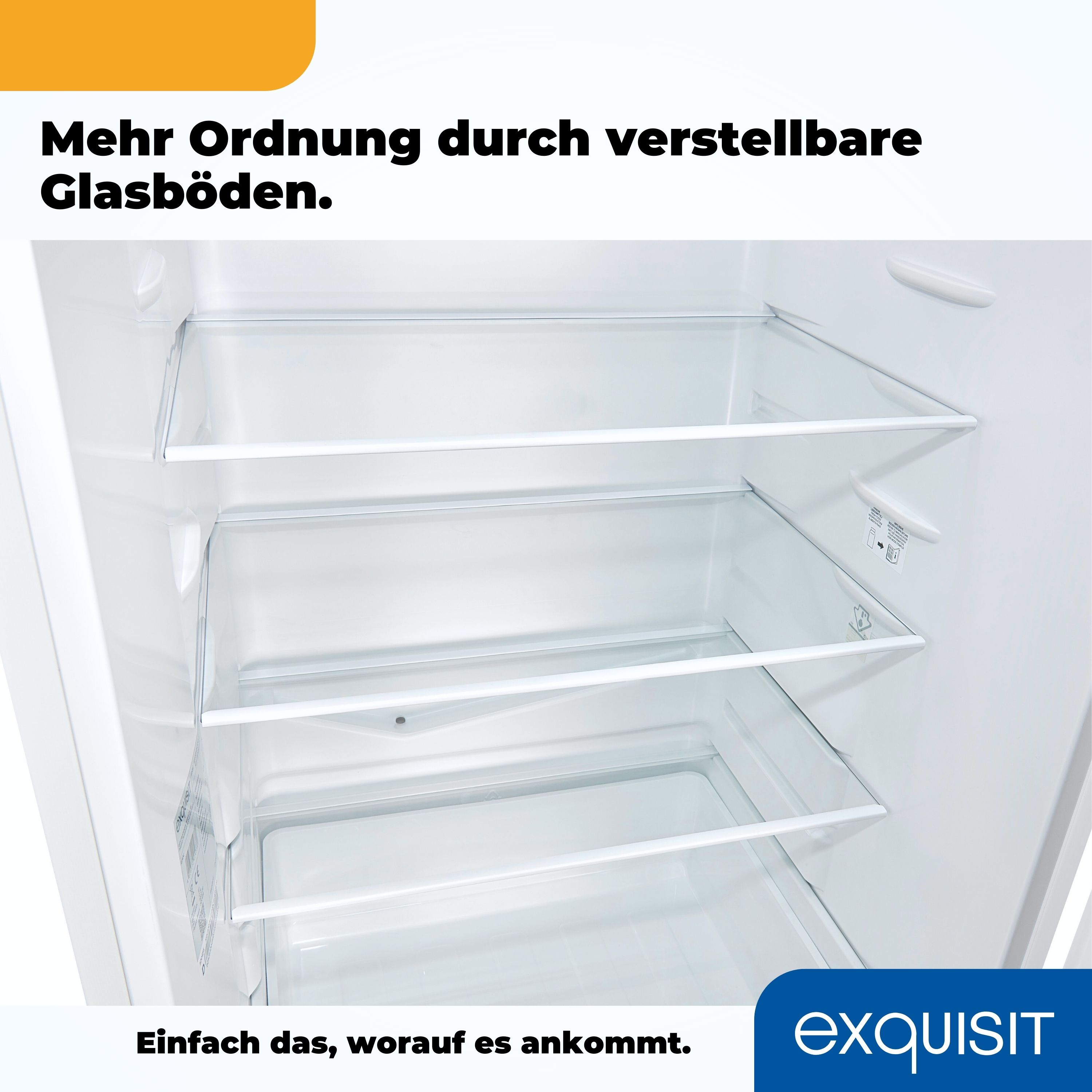 Innenraum eines Kühlschranks mit Glasböden und weißem Innenraum, auf weißem Hintergrund.