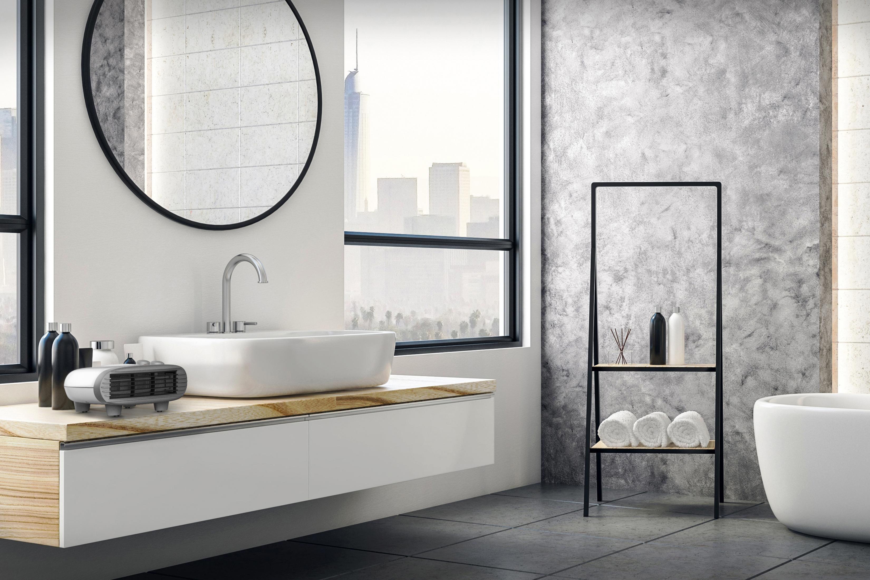 Modernes Badezimmer mit Spiegel, Waschbecken und Regalen. Eine Stadtlandschaft ist durch das Fenster sichtbar.