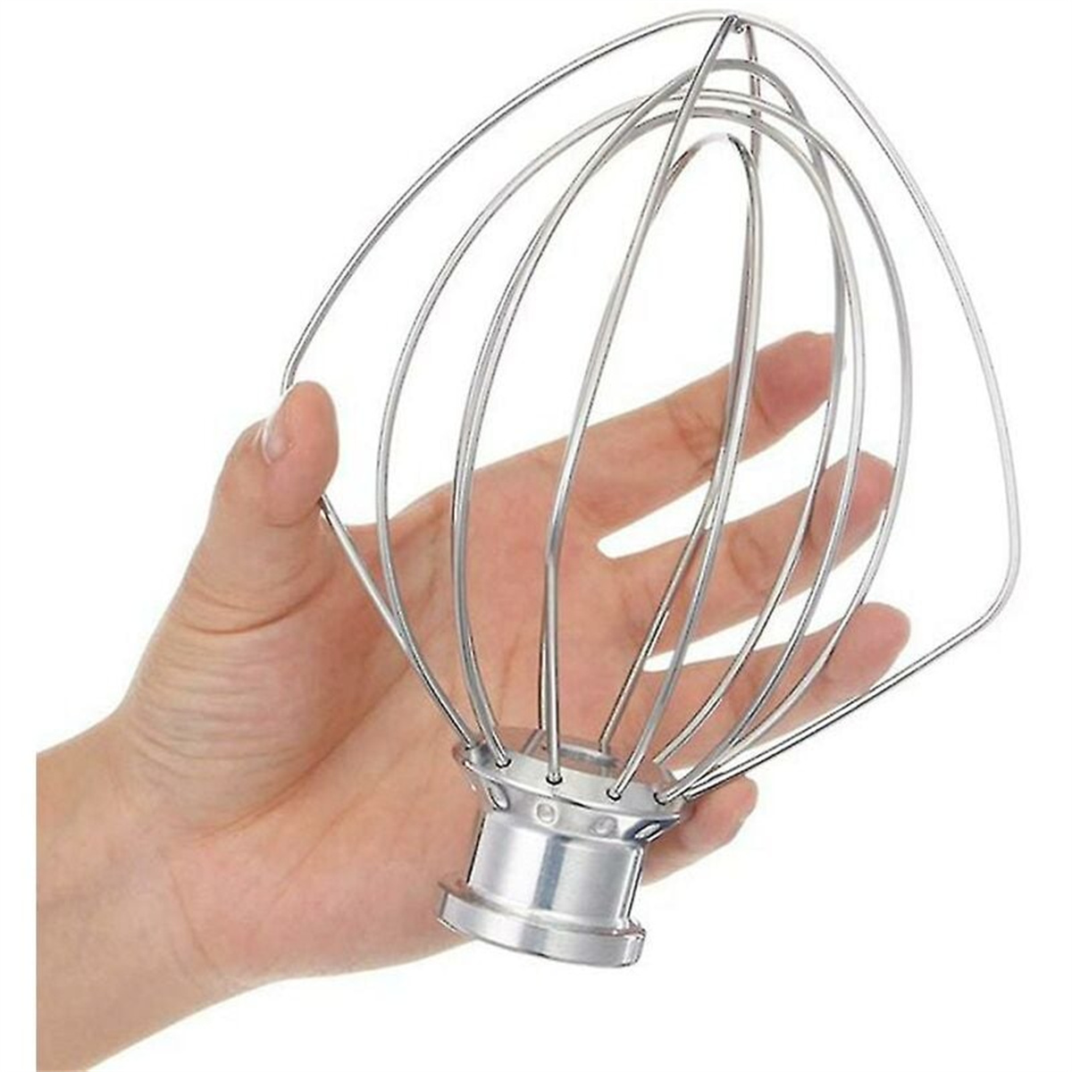 Hand, die einen Schneebesen aus Edelstahl hält, der nach oben zeigt. Weißer Hintergrund.