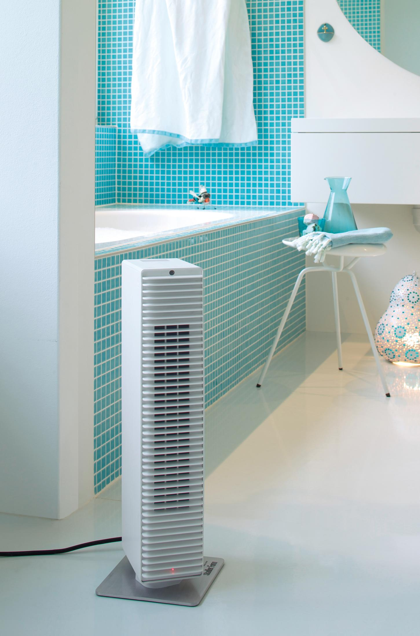 Witte badkamer met een verticale kachel en turquoise tegelaccenten.