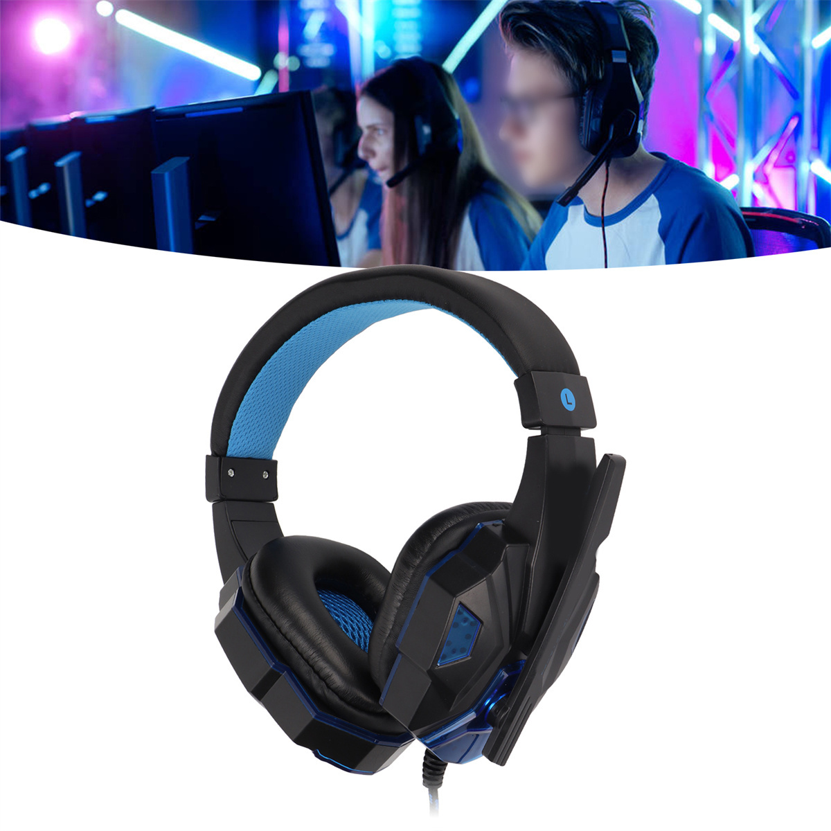 Ein schwarz-blaues Gaming-Headset wird vor verschwommenen Gamern in einem blau beleuchteten Raum angezeigt.