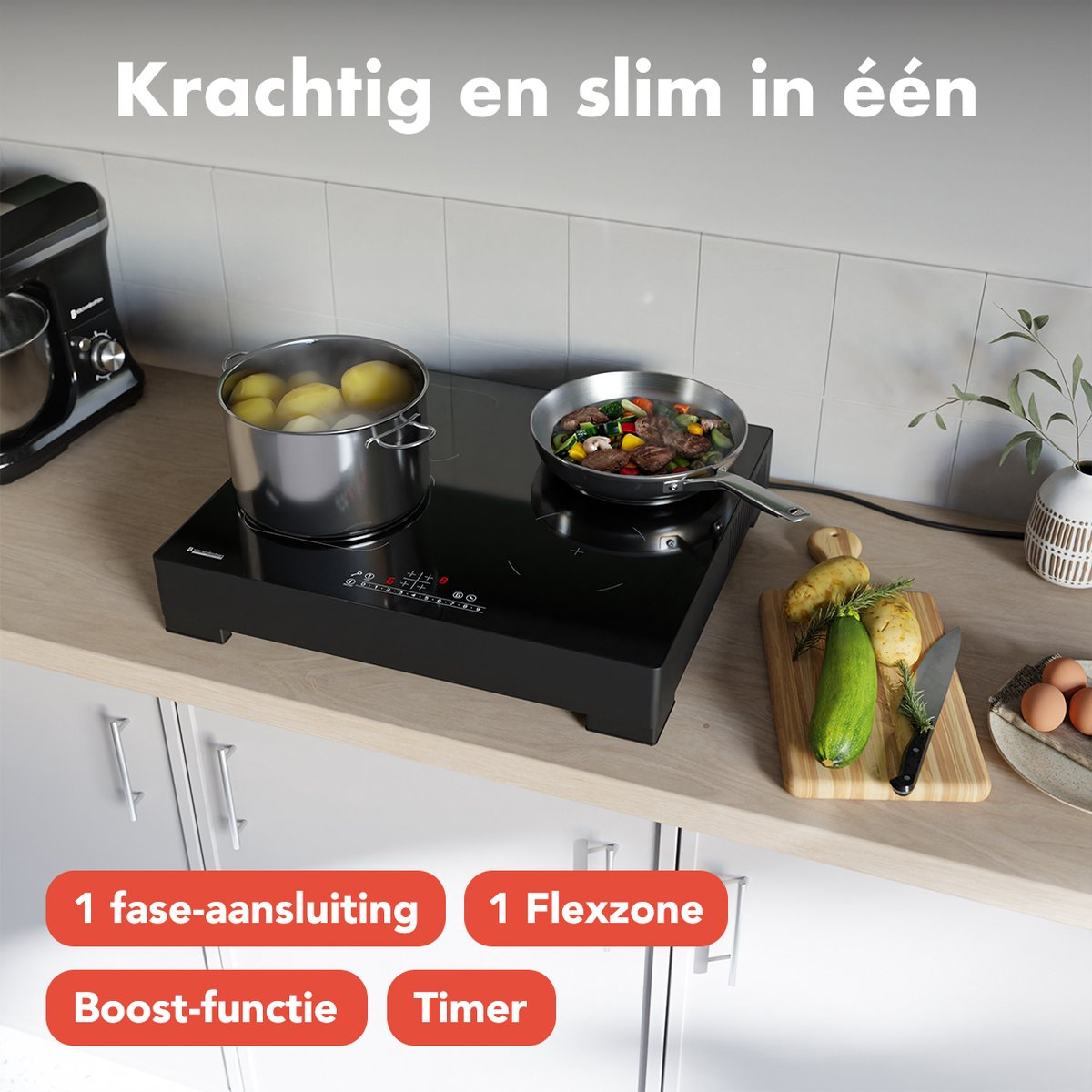 Een zwarte inductiekookplaat heeft een pot met aardappelen en een pan met groenten. Eieren en een snijplank.