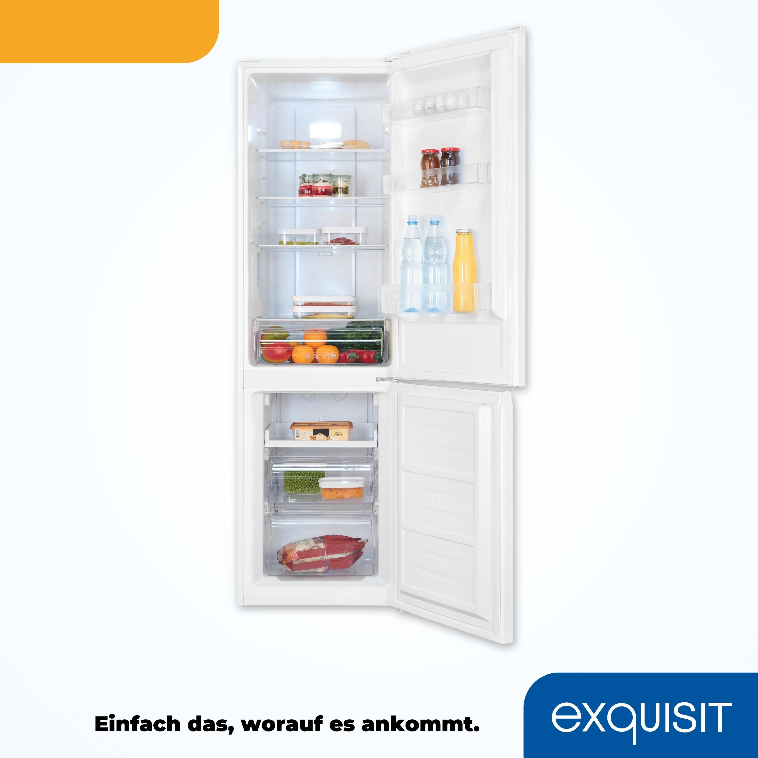 Weißer Kühlschrank mit offener Tür, gefüllt mit Lebensmitteln wie Flaschen, Früchten und Behältern.