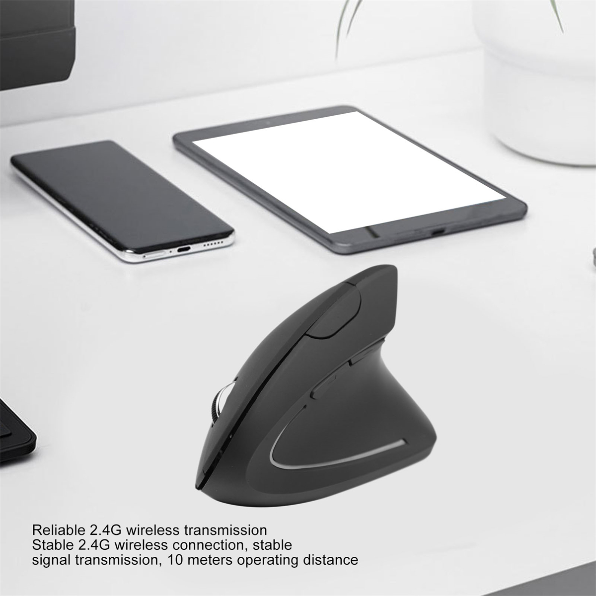 Schwarze ergonomische Maus, Telefon und Tablet auf weißer Oberfläche.