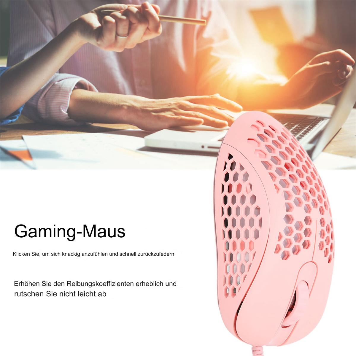 Rosafarbene Gaming-Maus mit Wabenmuster. Im Hintergrund bedient eine Person einen Laptop.