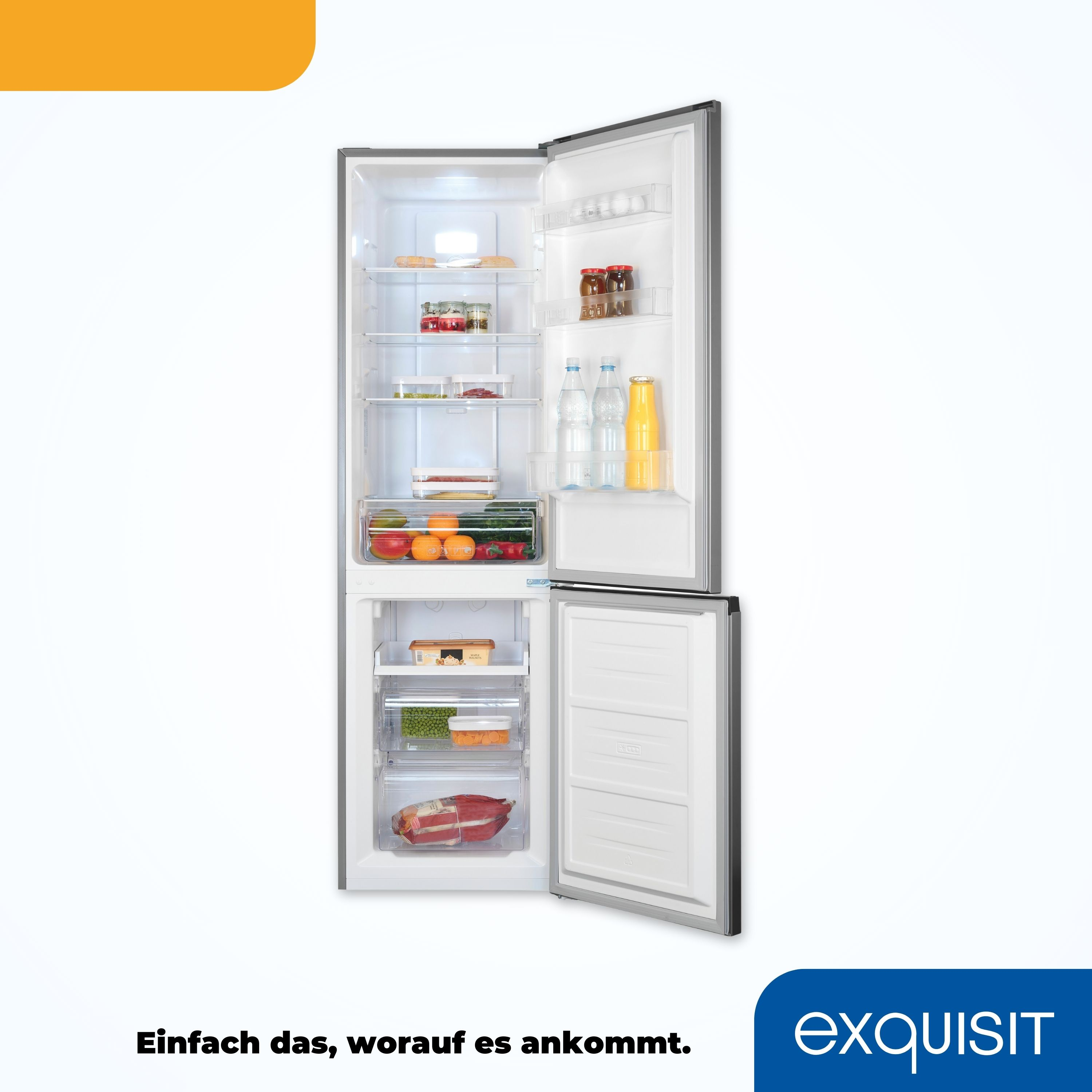 Ein Kühlschrank mit offener Tür, der das Innere mit Lebensmitteln und Getränken zeigt. Die Gefriertür ist ebenfalls offen.