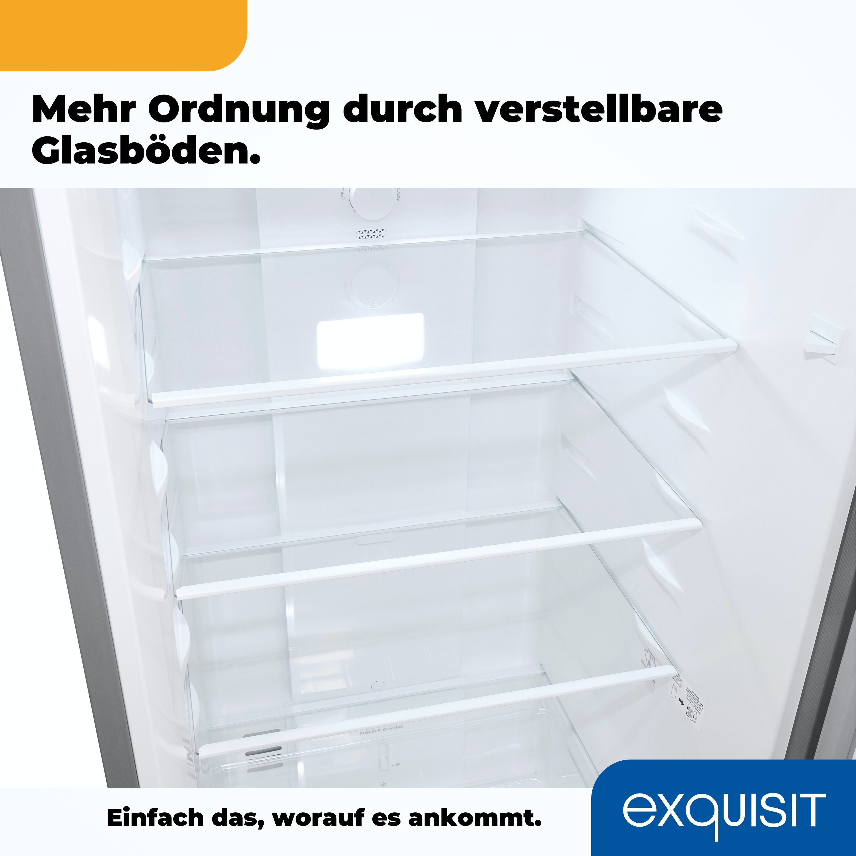 Offener Kühlschrankinnenraum mit Glasböden. Text oben und unten auf Deutsch. Leere Regale.