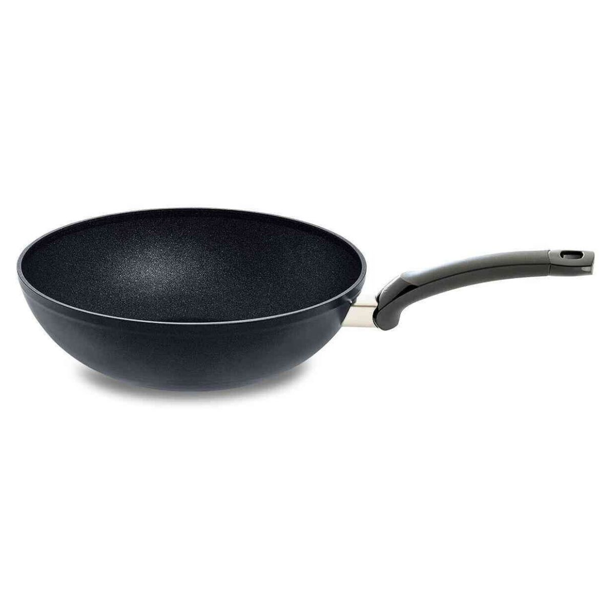 Una padella wok nera con manico, su sfondo bianco.