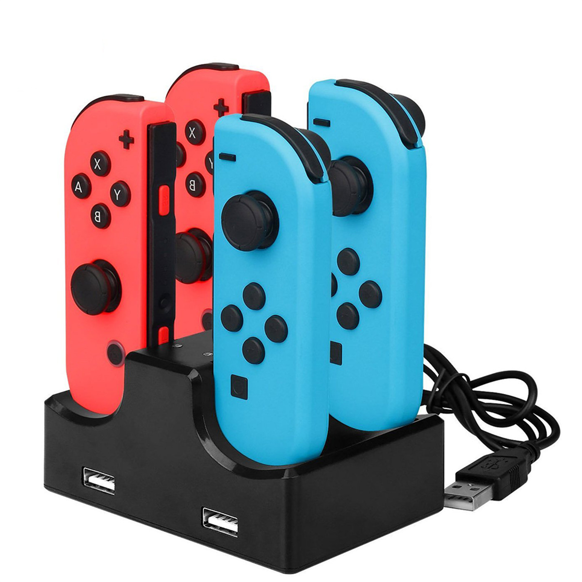 Eine schwarze Ladestation mit zwei Spielcontrollern (rot und blau). USB-Kabel ist angeschlossen.