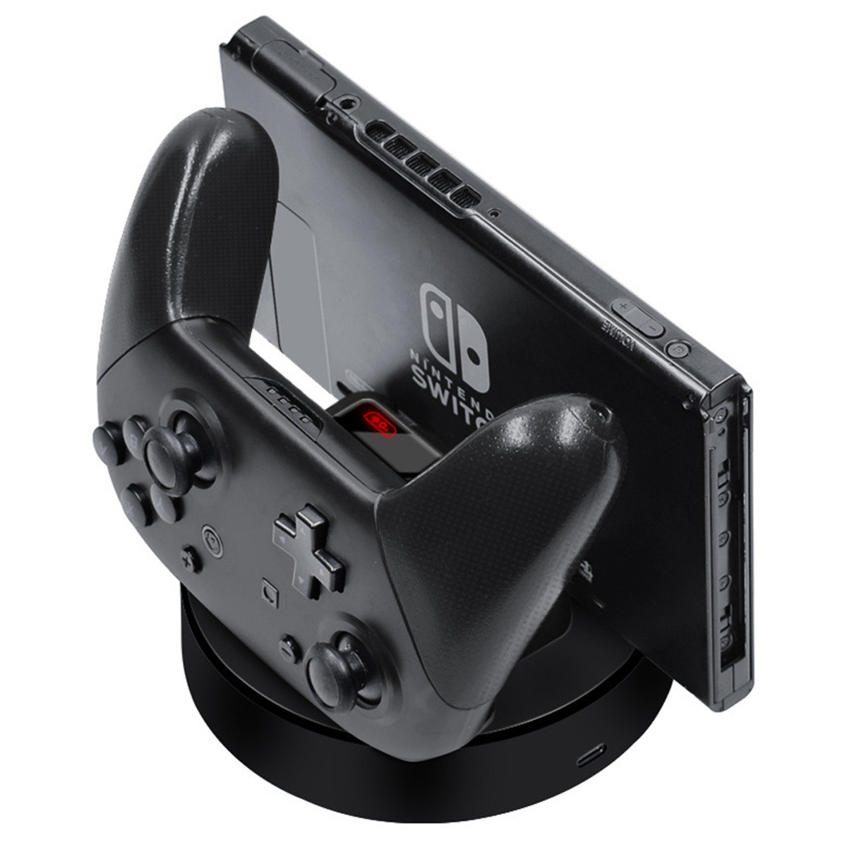 Eine schwarze Nintendo Switch mit Controllern auf einer Ladestation. Die Station steht auf schwarzem Grund.