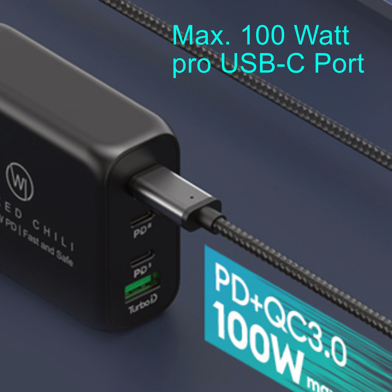 Schwarzes Netzteil mit USB-C-Kabel. Blauer Hintergrund.