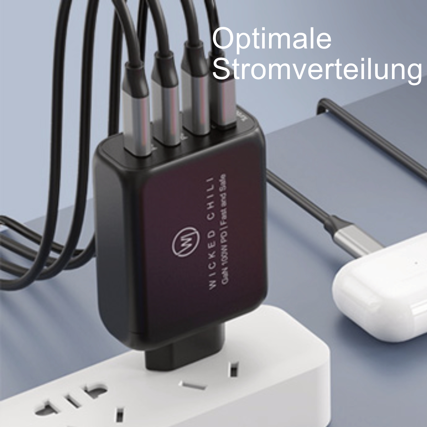 Ein schwarzer Netzadapter mit mehreren USB-C-Anschlüssen. Text: 'Wicked Chili'. Der Hintergrund ist blau.