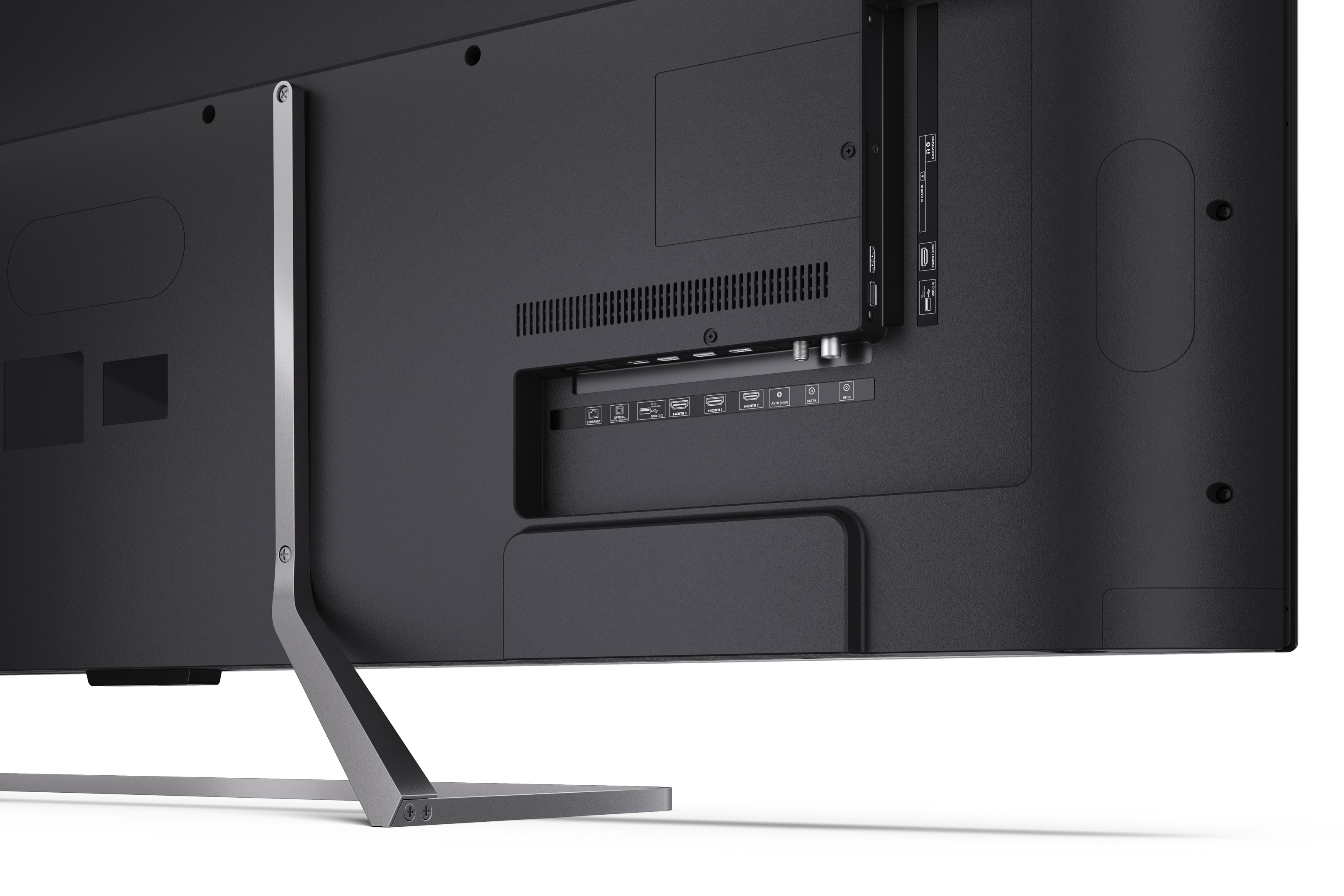 Widok z tyłu czarnego telewizora z portami, podstawą i białym tłem.