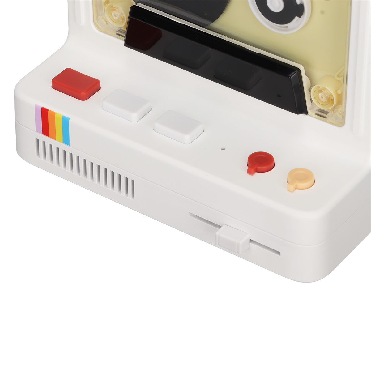 Weißer Retro-Kassettenplayer mit Knöpfen, einer Kassette und einem Regenbogenstreifen.