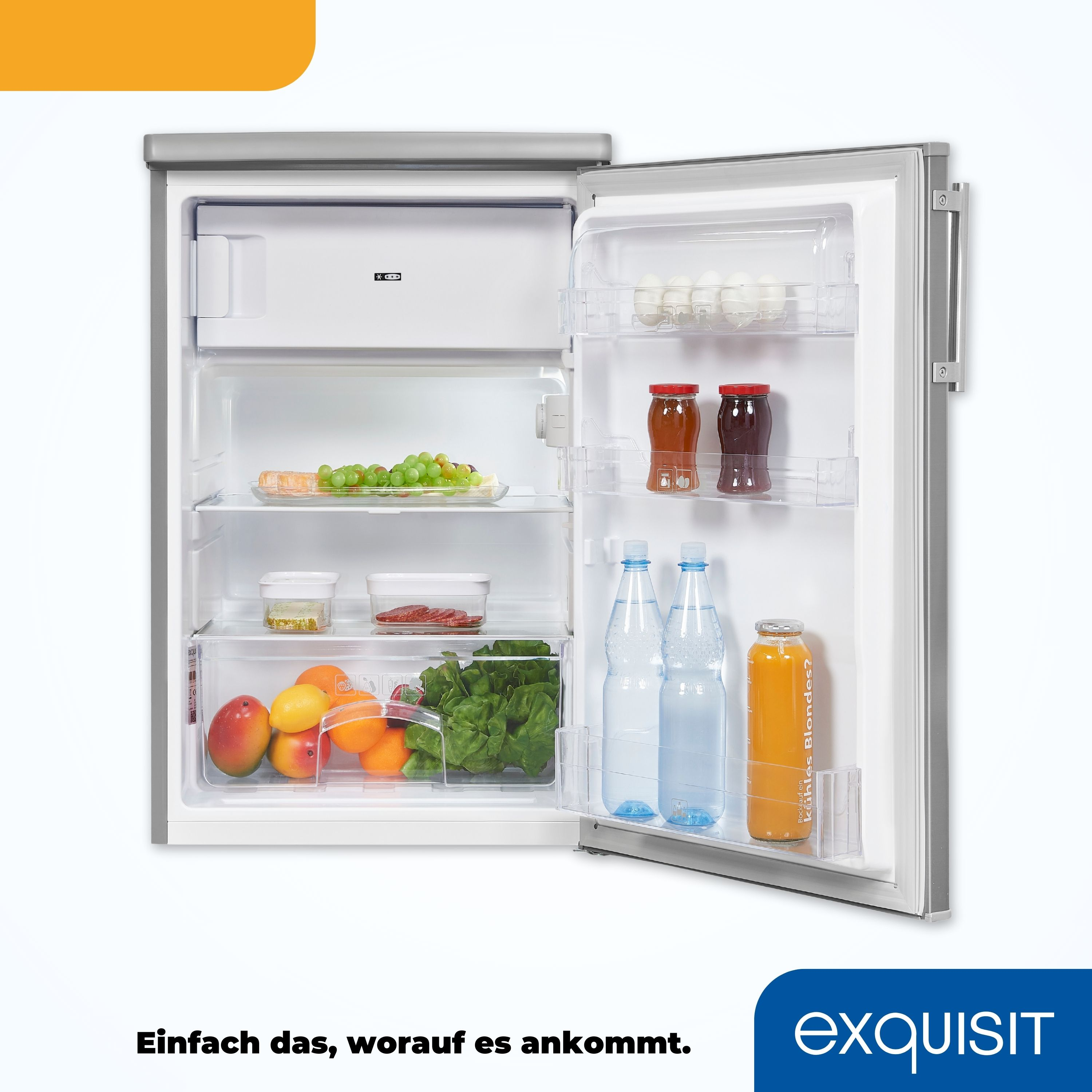 Offener Kühlschrank mit Früchten, Getränken und Lebensmitteln. Orange/gelbes Banner oben, weißer Hintergrund.