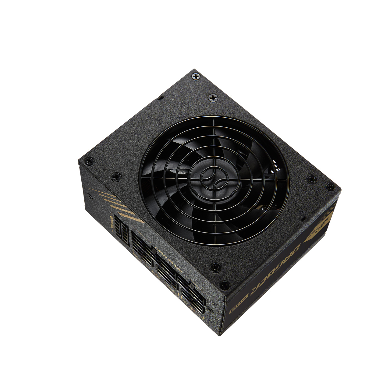 Zwarte voedingseenheid met een ventilator. De bovenkant heeft een rooster en schroefdetails. Gouden tekst is zichtbaar.