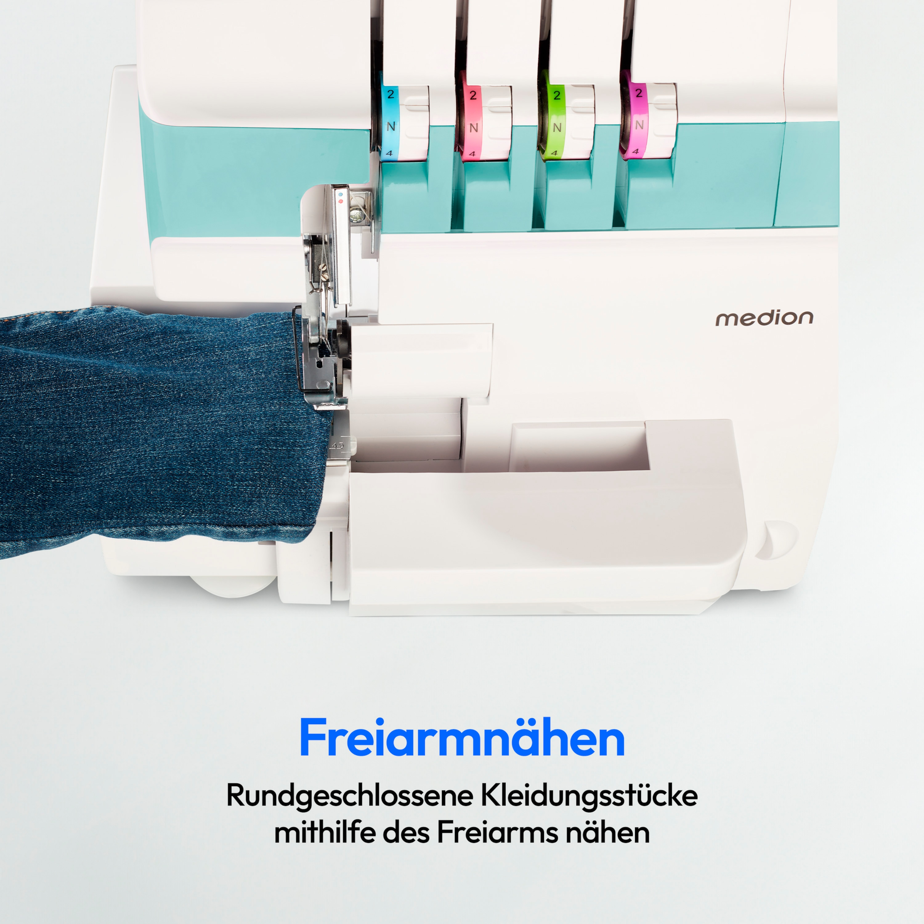 Maszyna do szycia z ręką szyjącą dżins. Tekst w języku niemieckim na dole. Kolor turkusowy i biały.