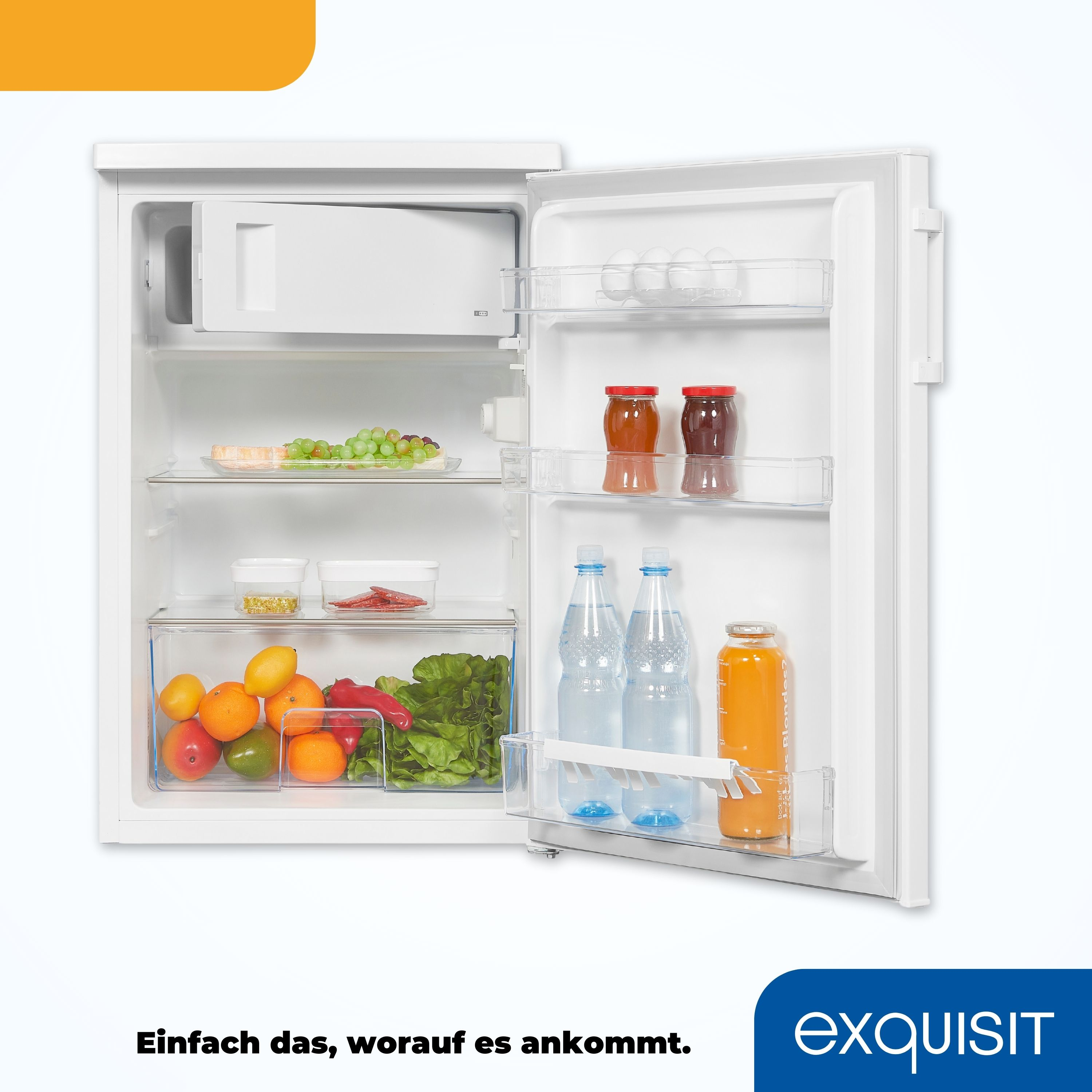 Weißer Kühlschrank mit geöffneter Tür. Im Inneren befinden sich Früchte, Gemüse und Flaschen.