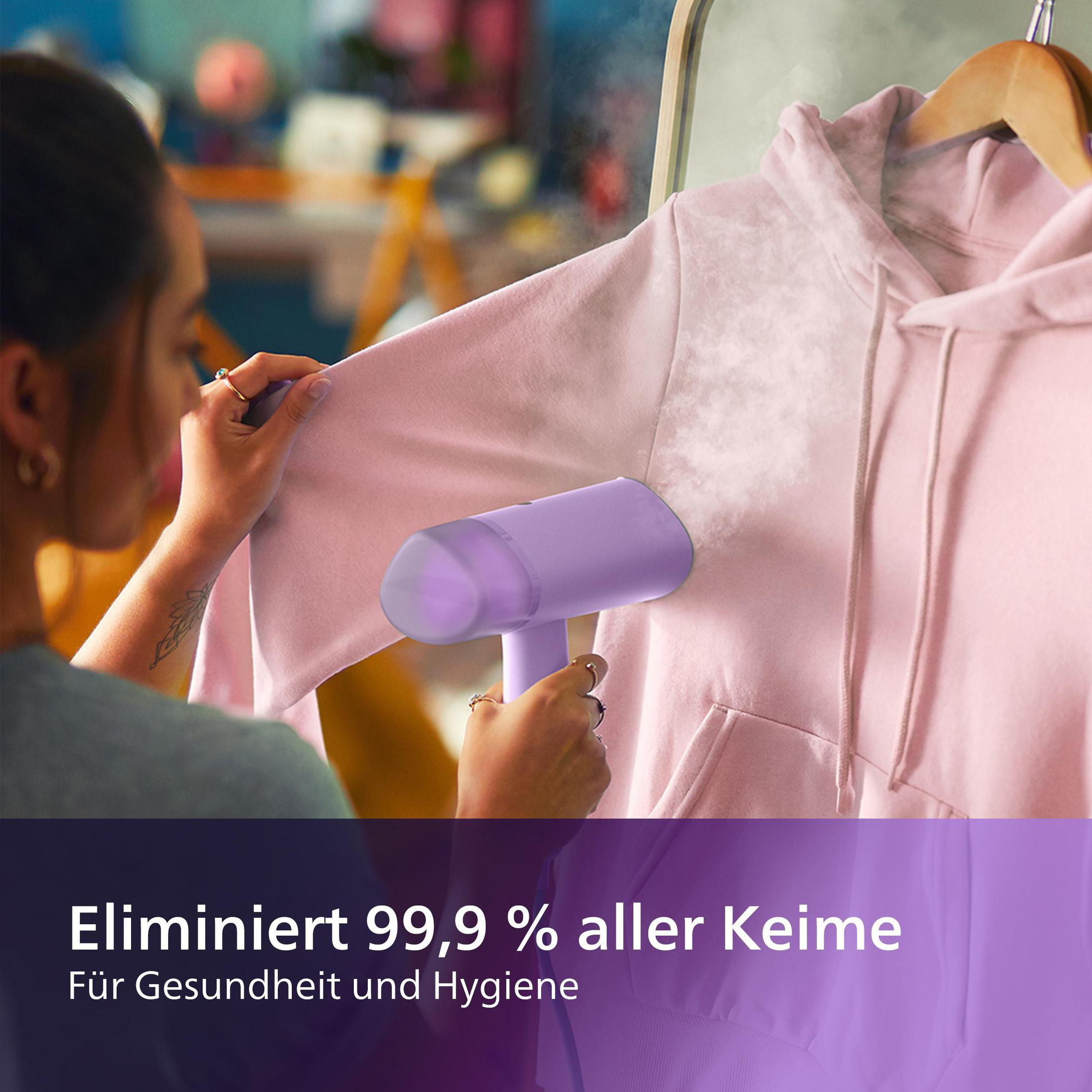 Frau dampft einen rosa Hoodie mit einem lila Dampfer. Text unten: Eliminiert 99,9% aller Keime.