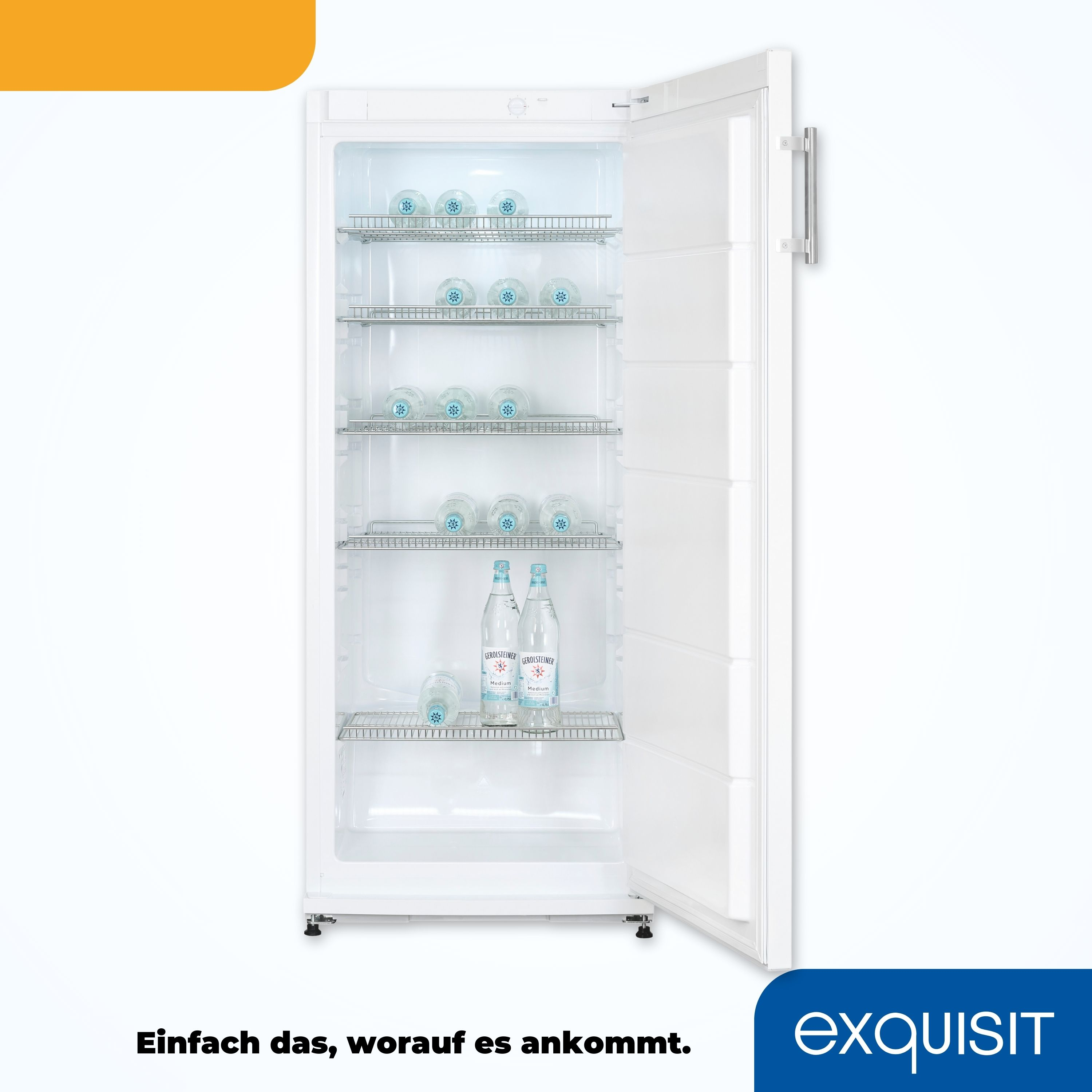Weißer Kühlschrank, geöffnet. Wasserflaschen und andere Gegenstände auf Regalen sichtbar. Blaues und weißes Logo unten rechts.