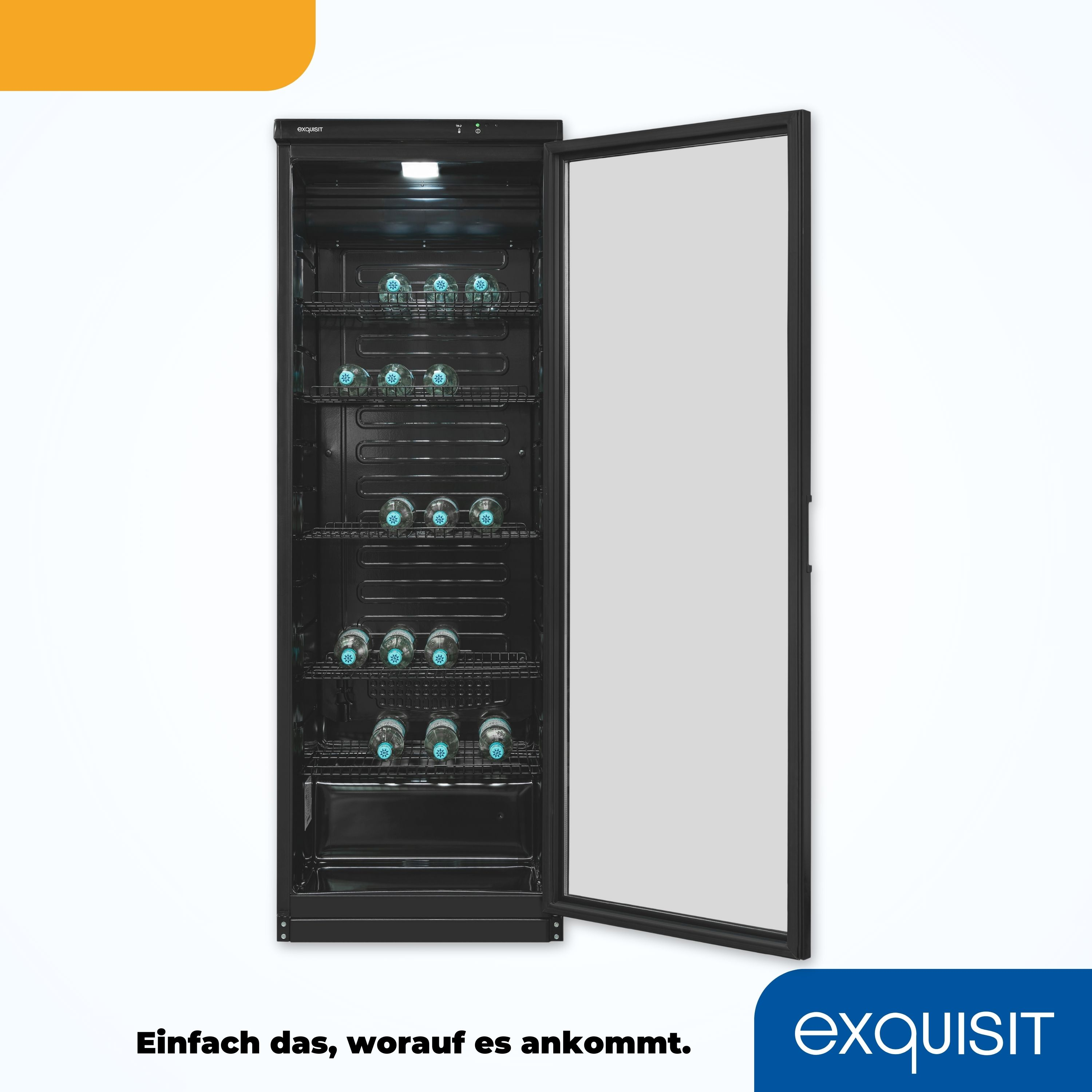 Schwarzer Weinkühler mit Flaschen. Die Tür ist geöffnet. Ein weißer Hintergrund.