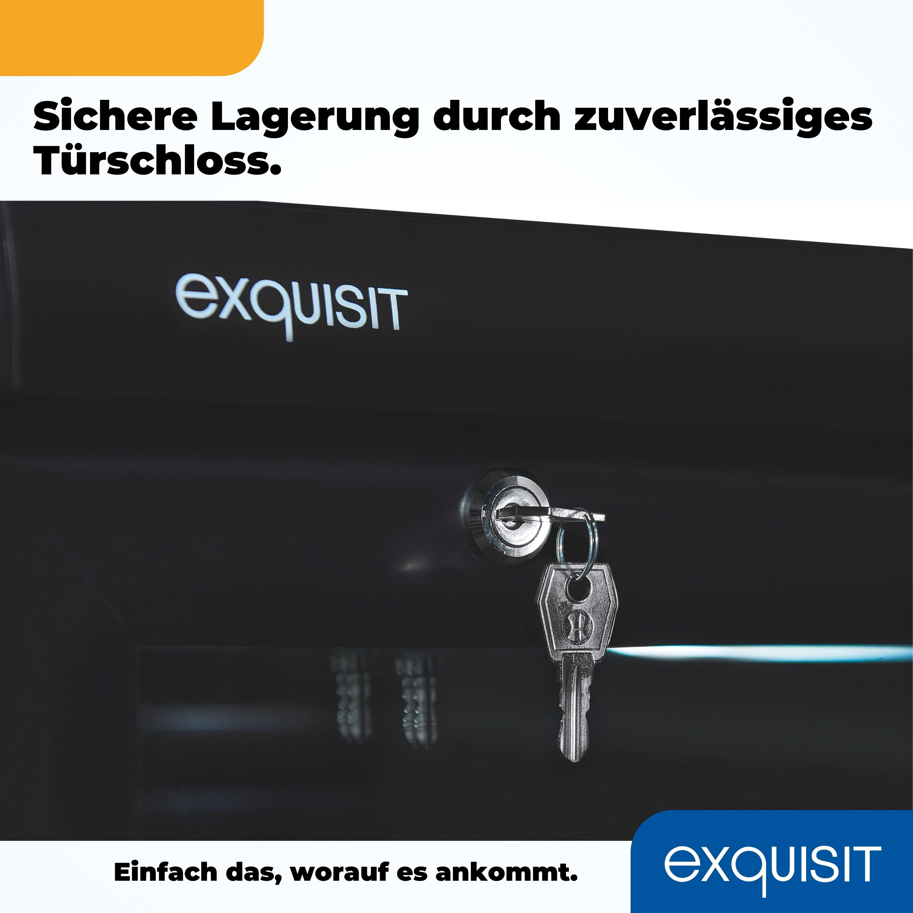 Schwarzer Gefrierschrank mit eingelegtem Schlüssel. Text unten. Nahaufnahme.