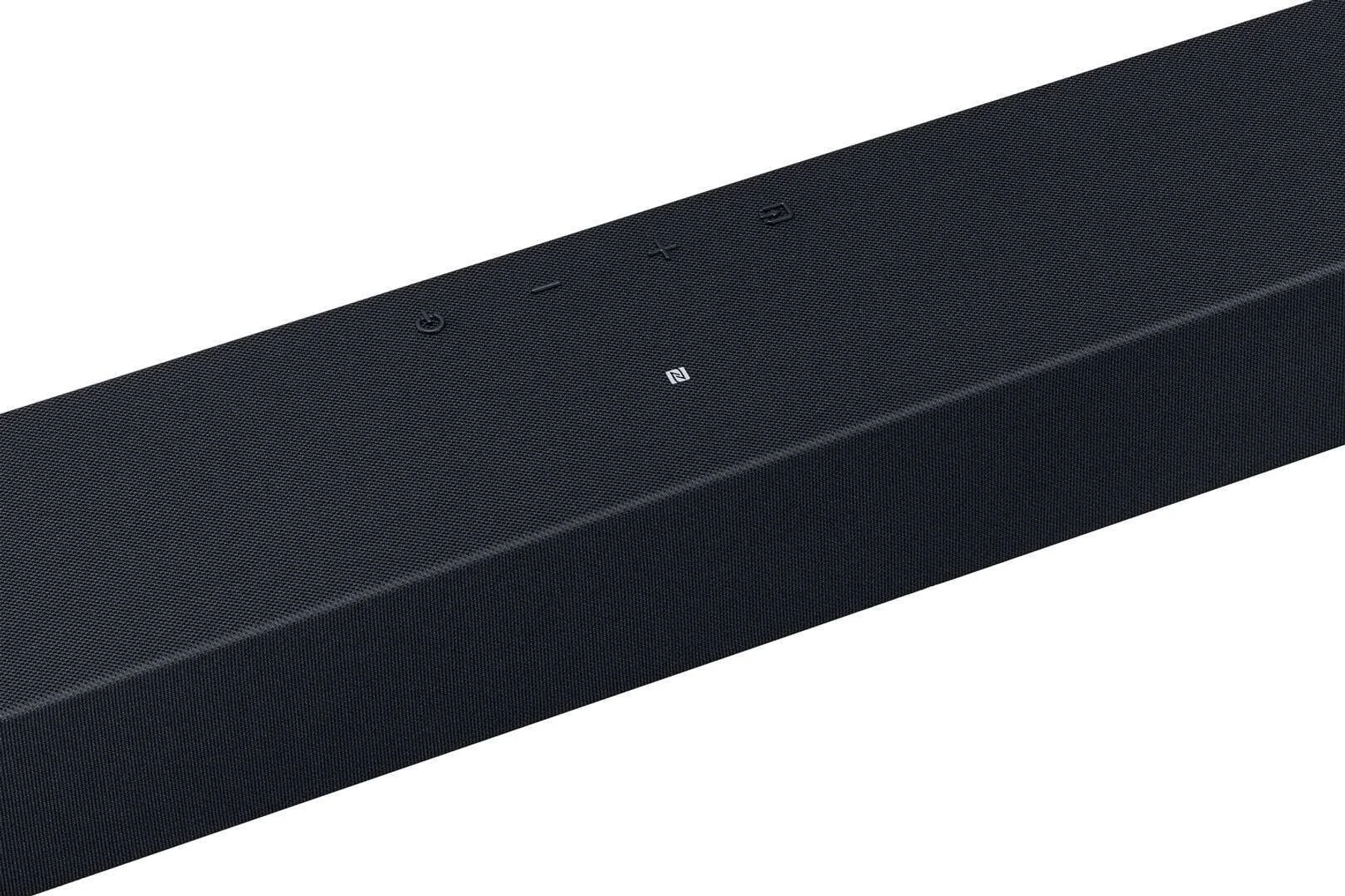 Primer plano de una barra de sonido negra con botones y un logotipo arriba.