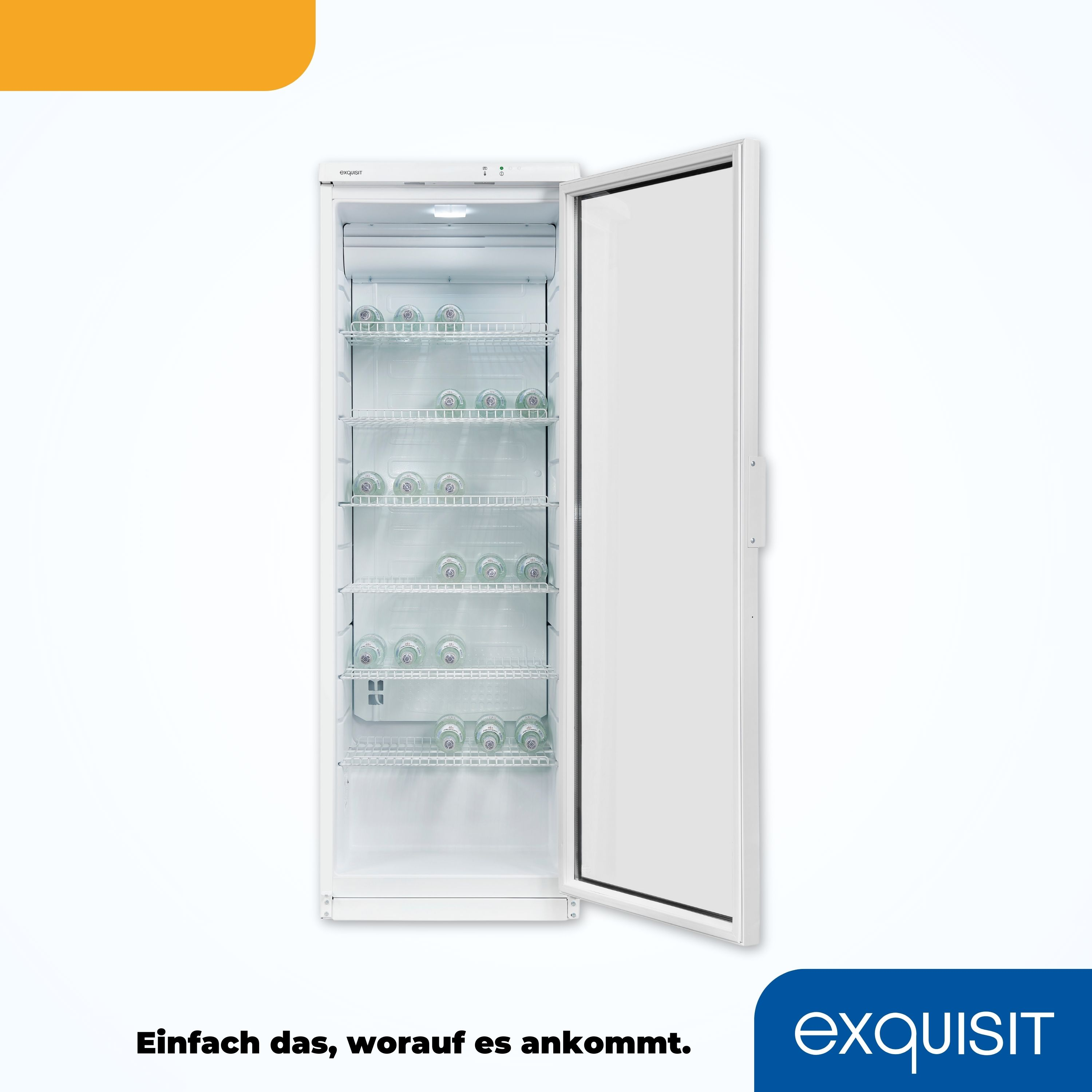 Weißer Kühlschrank, Tür offen, gefüllt mit Glasflaschen auf Regalen, weißer Hintergrund.