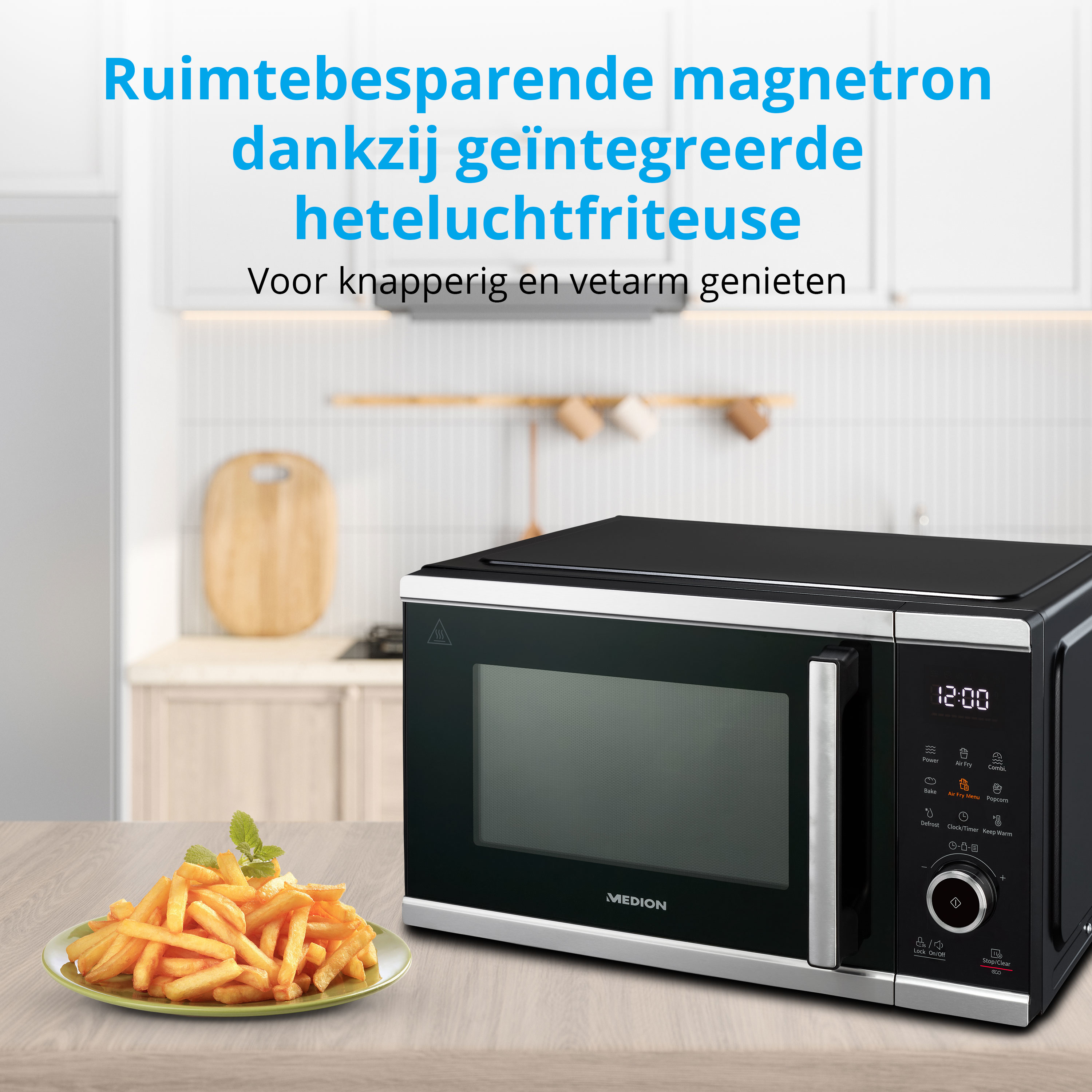 Microondas negro con un plato de patatas fritas sobre una mesa. El texto está en neerlandés.
