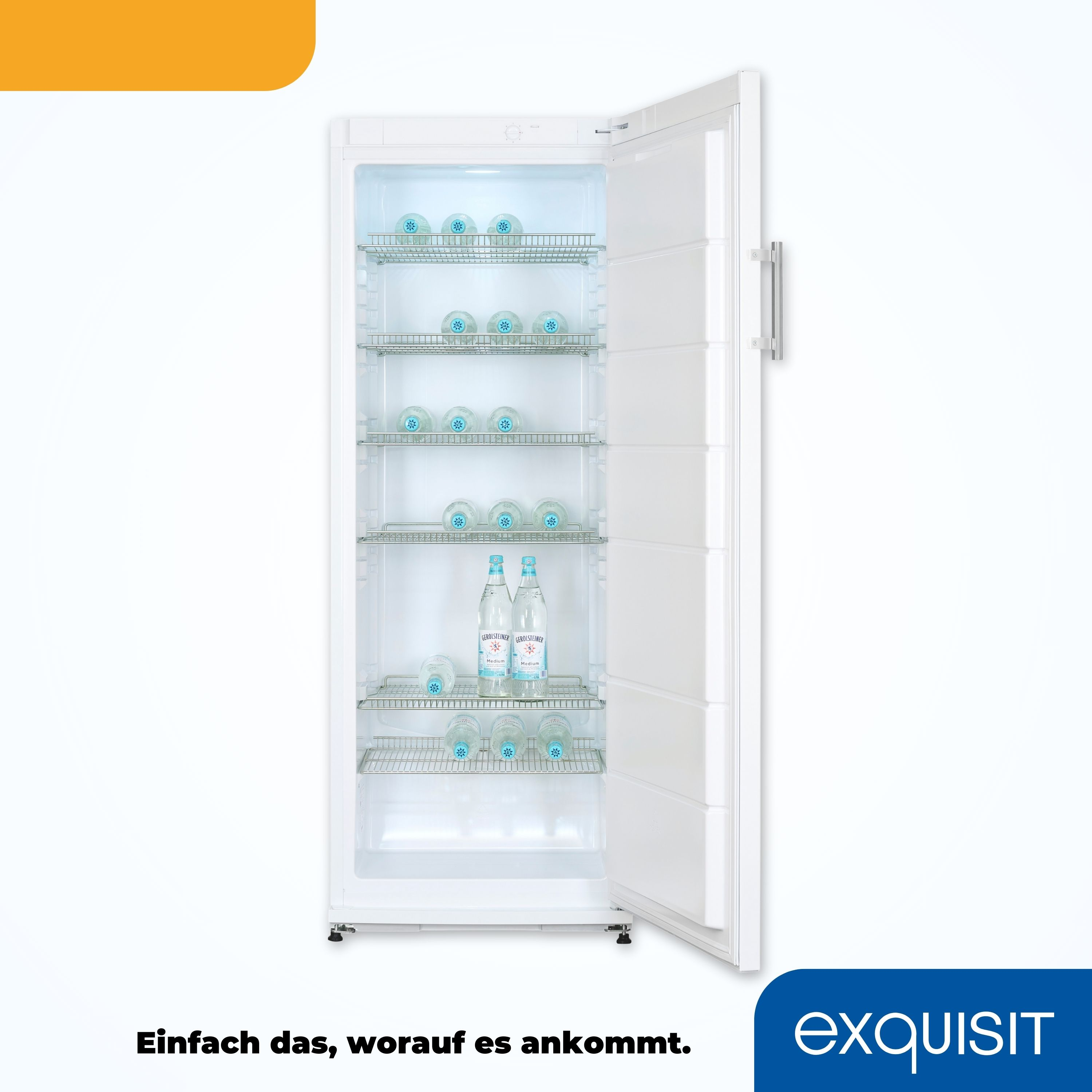 Ein weißer Kühlschrank mit offener Tür, der Regale mit Wasserflaschen zeigt. Eine orangefarbene Box in der Ecke.