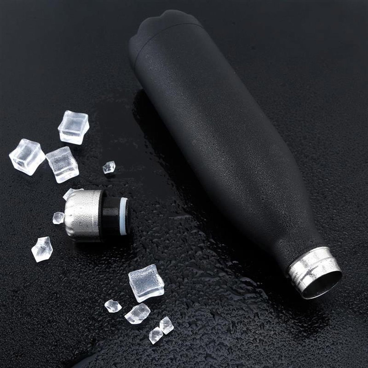 Schwarze Wasserflasche mit Eiswürfeln. Die Flasche ist geöffnet, Eiswürfel liegen herum.