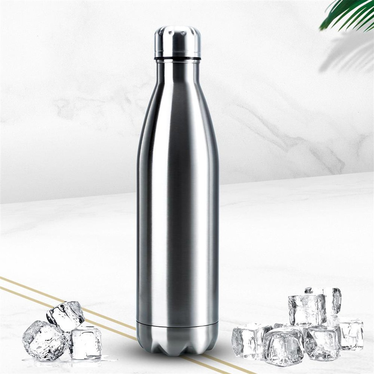 Silberne Wasserflasche mit Eiswürfeln auf weißem Hintergrund.