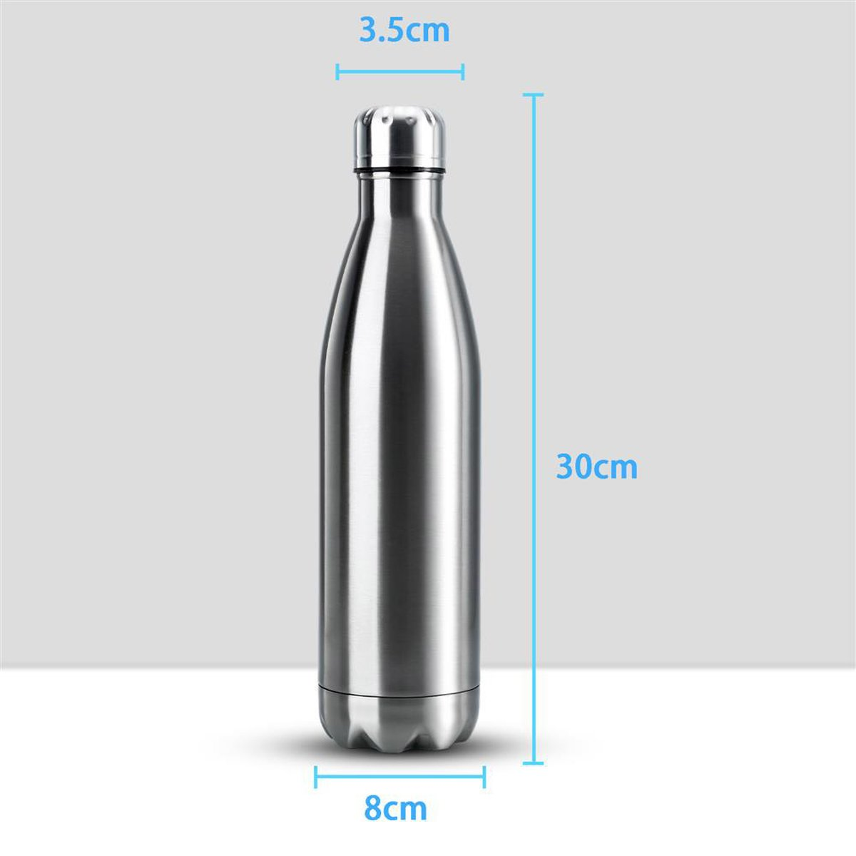 Eine silberne Wasserflasche mit Maßen: 30cm hoch, 8cm Basis und 3,5cm oben.