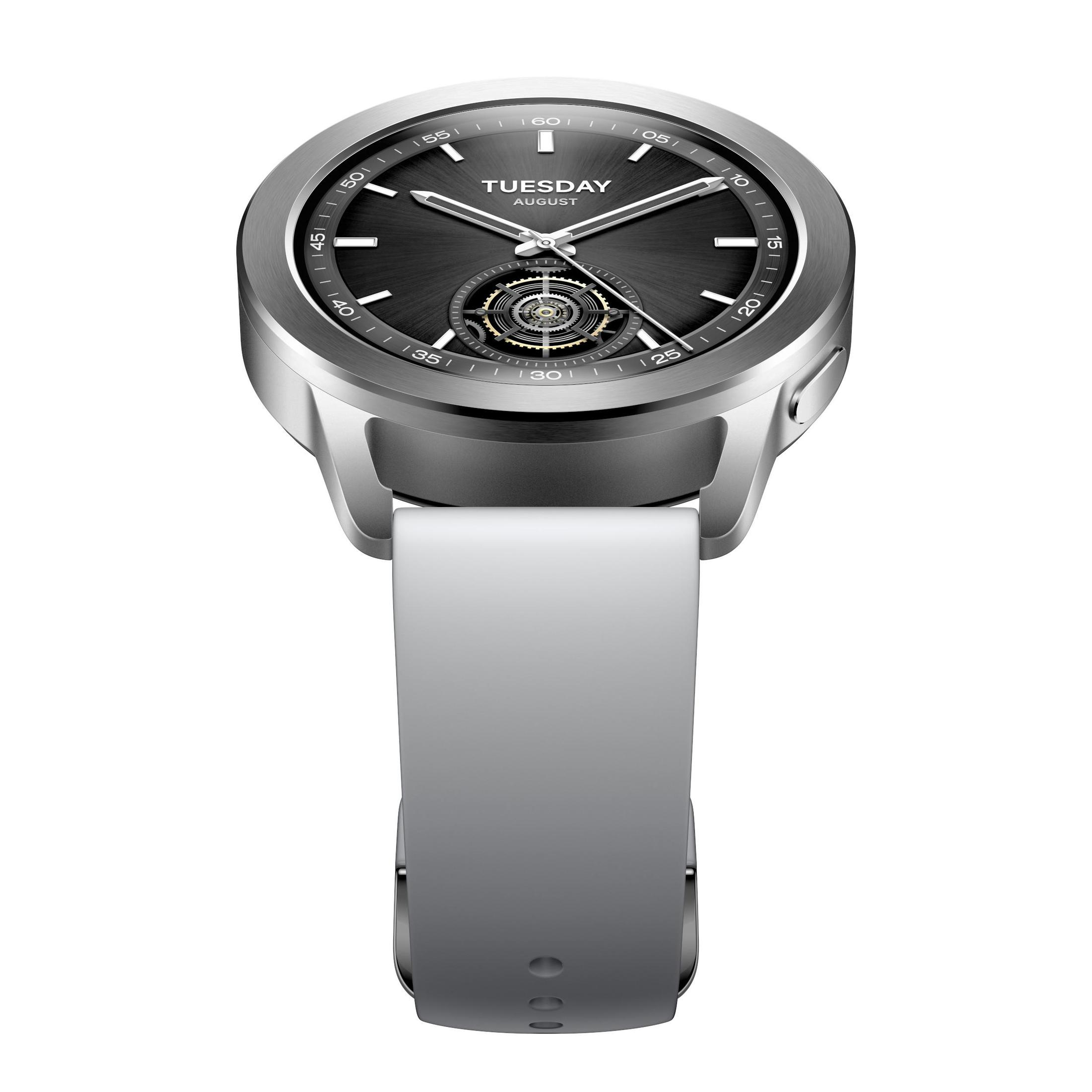 Silberne Smartwatch mit schwarzem Zifferblatt, Dienstag August angezeigt und weißem Armband.