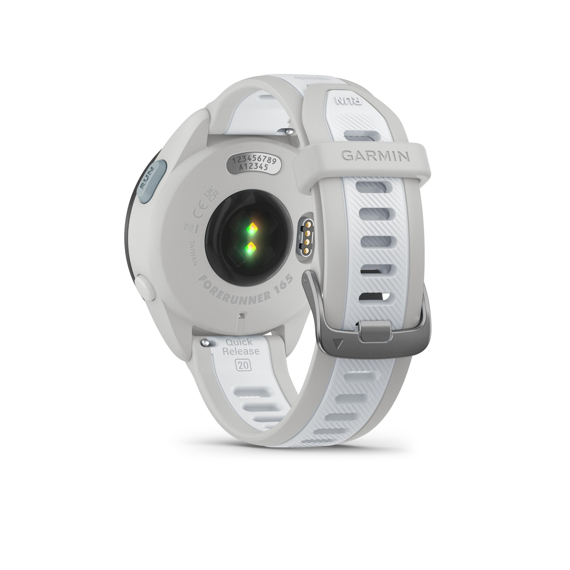 Achteraanzicht van een witte en grijze Garmin Forerunner 165 GPS horloge, op witte achtergrond.