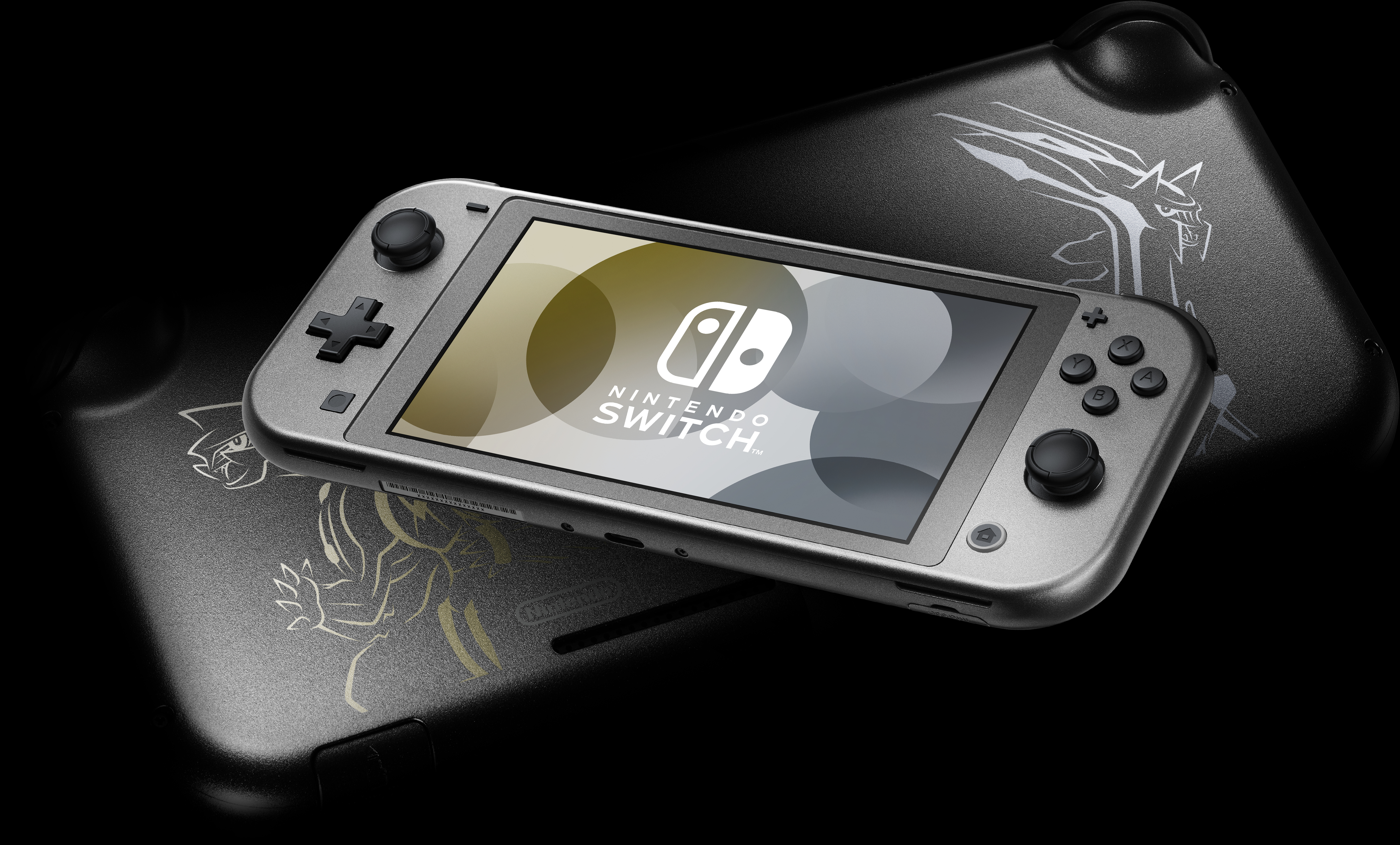 Eine silberne Nintendo Switch Lite Konsole mit Spielbildschirm und einer Tragetasche.