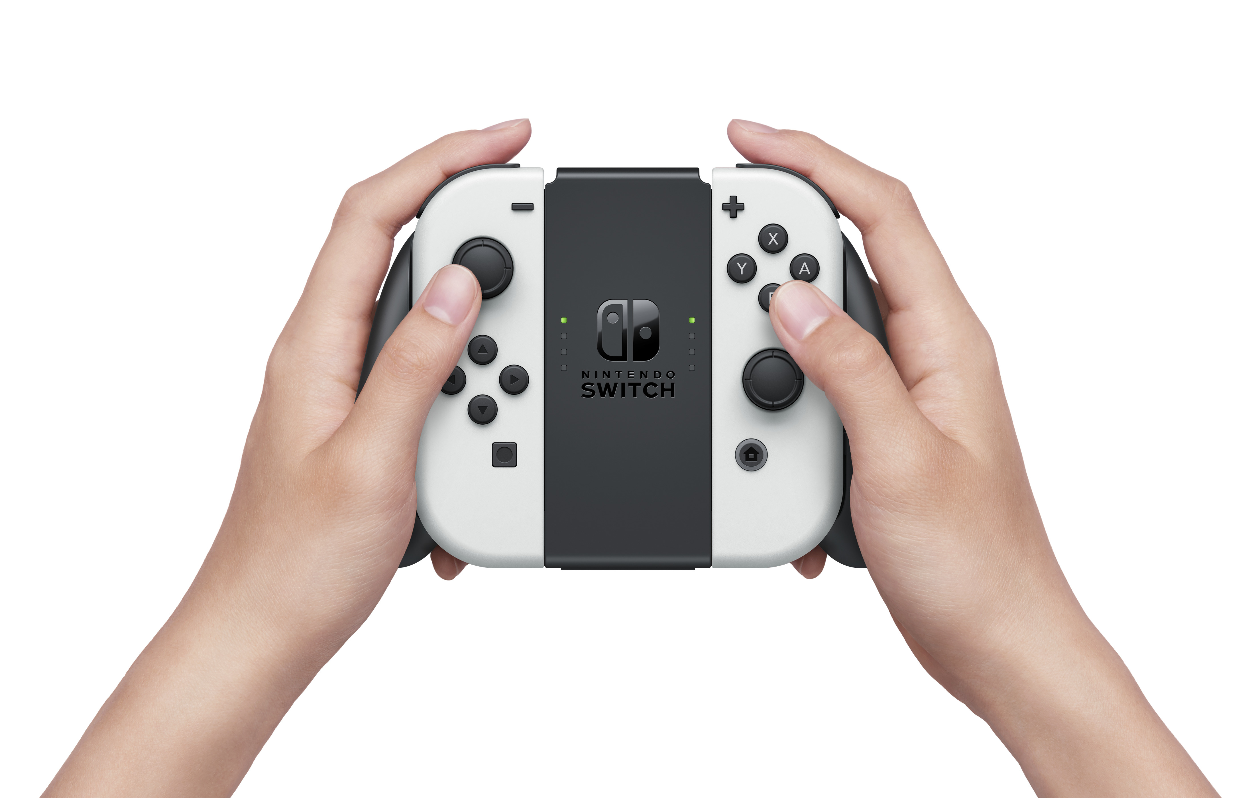 Ręce trzymające biało-szary kontroler Nintendo Switch.