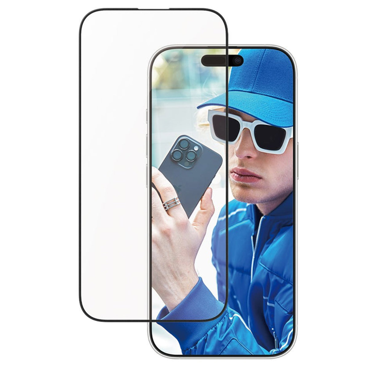 Een telefoon met een schermbeschermer, een man met een zonnebril en een blauwe pet.