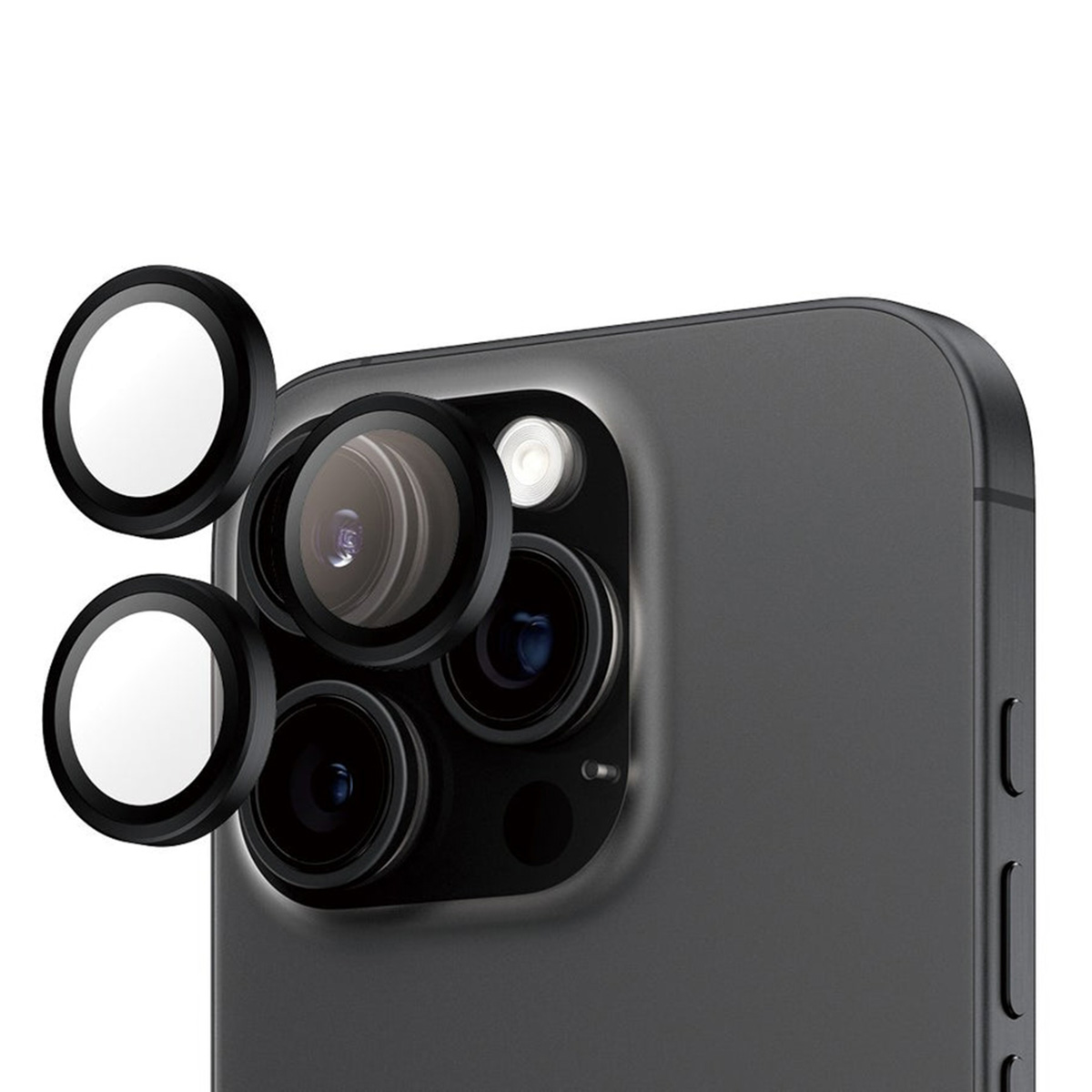Telefono nero con 3 protezioni per lenti della fotocamera nere attaccate. Sfondo bianco.
