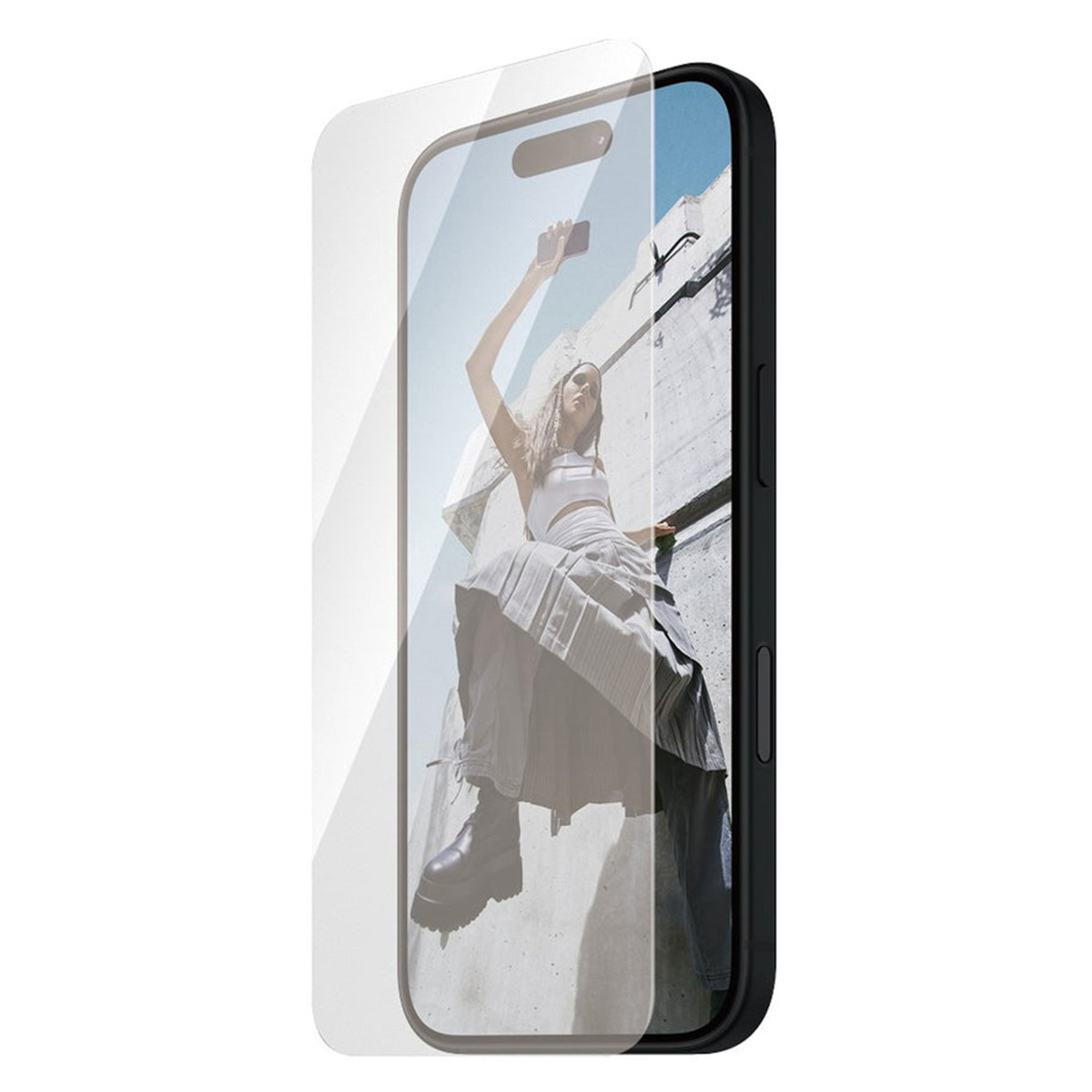 iPhone met een schermbeschermer erop. Een vrouw wordt weerspiegeld op het scherm.