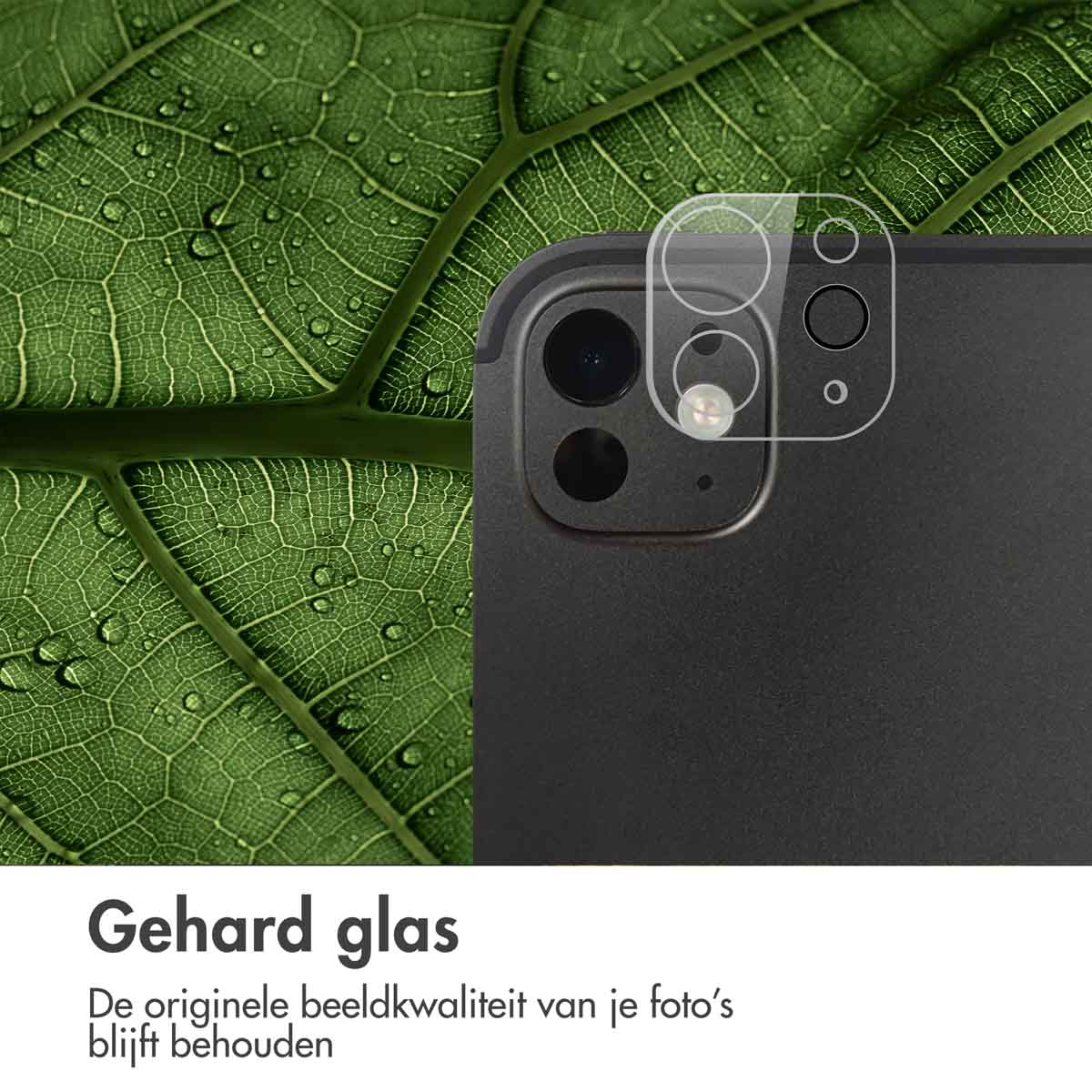 Close-up van een tablet met een beschermend glazen scherm op een groen blad.
