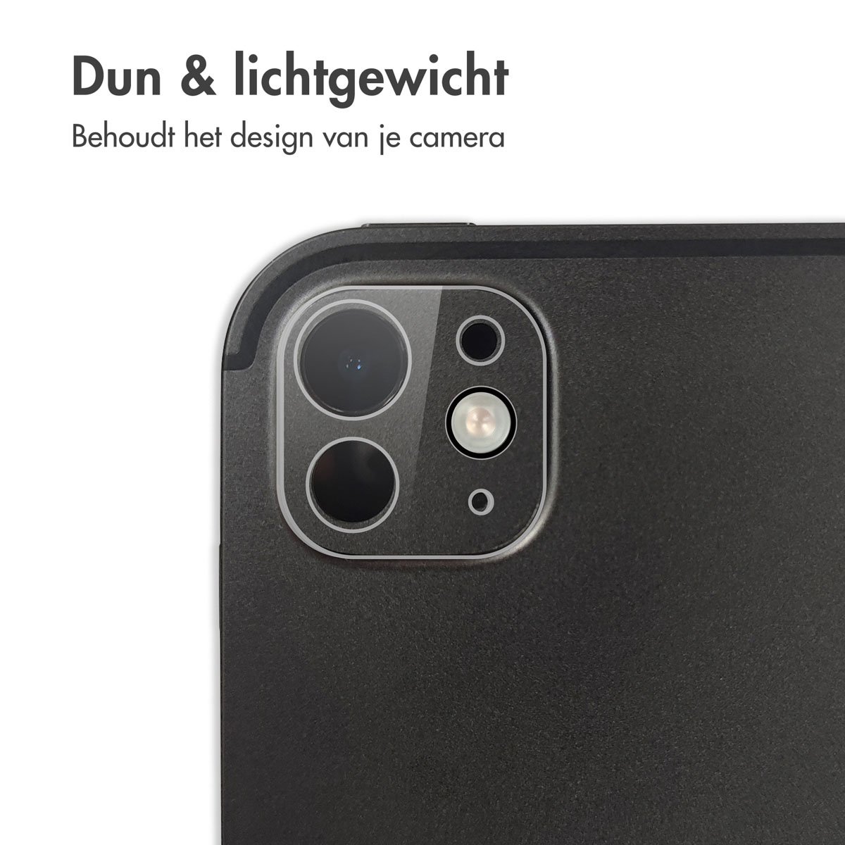 Close-up van een zwarte telefooncamera cover, met tekst over design.