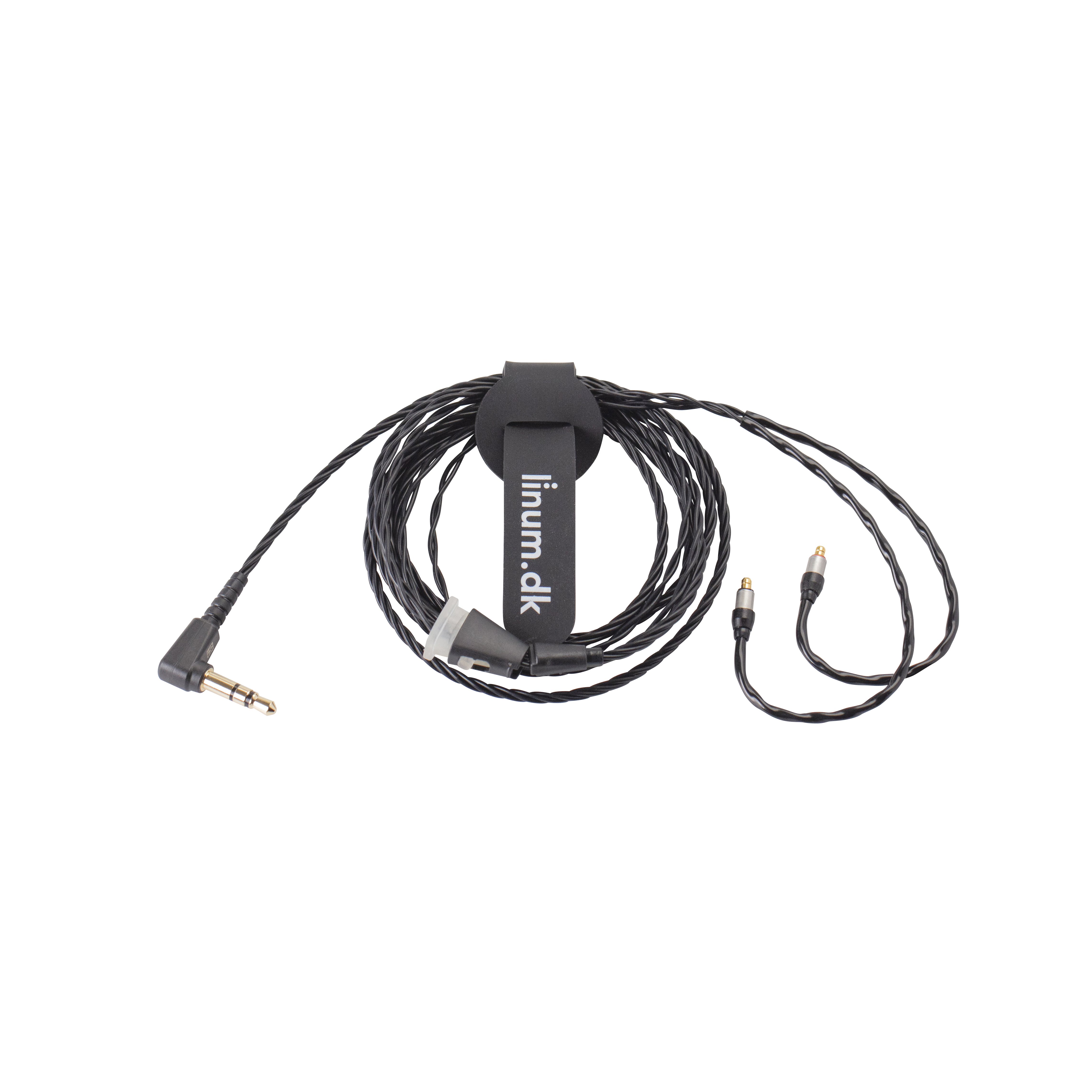 Zwarte audiokabel. De kabel is van linum.dk. Het heeft een 3,5 mm jack en andere connectoren.