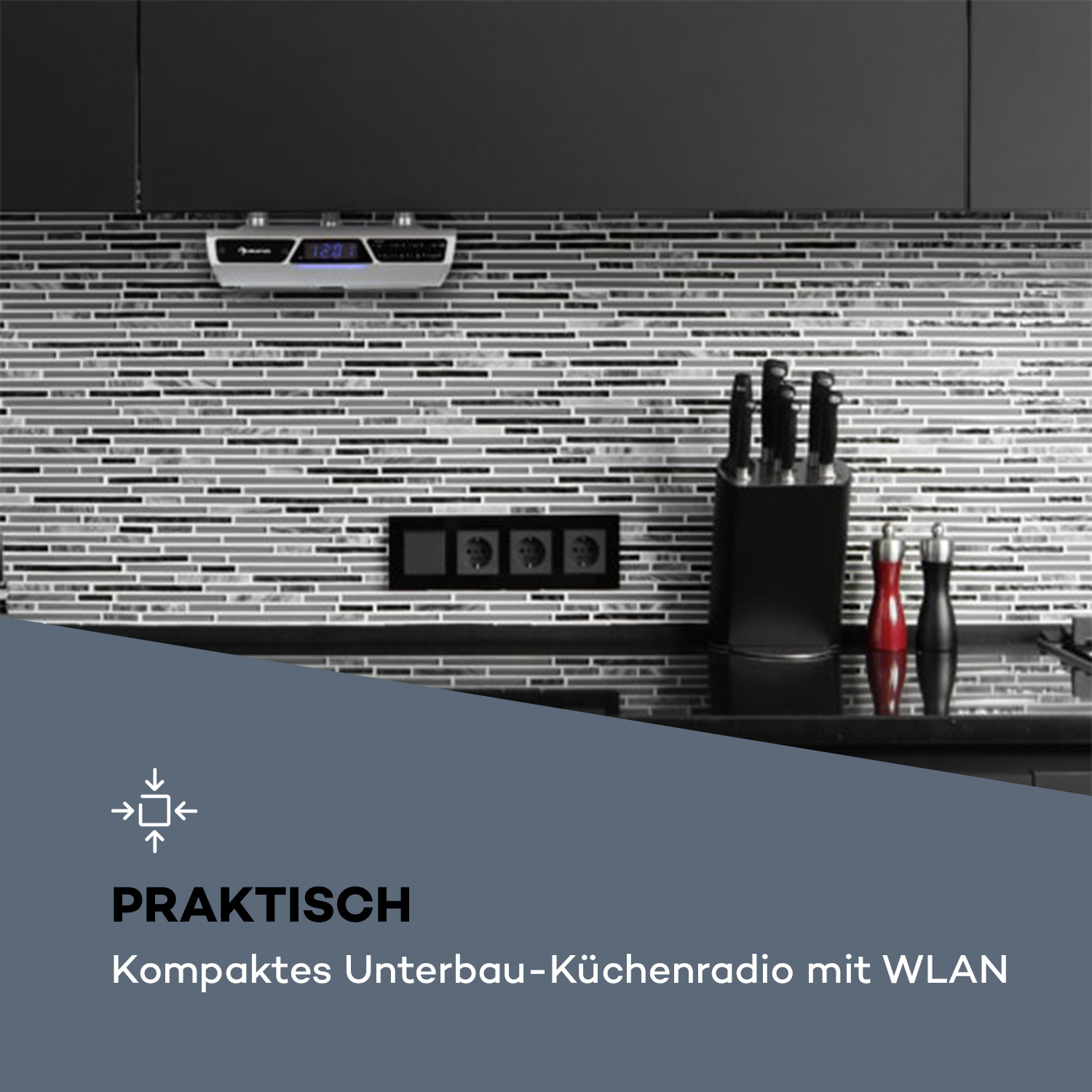 Küchenradio unter einem Schrank montiert, mit schwarzem und grau gefliestem Fliesenspiegel und schwarzer Arbeitsplatte.