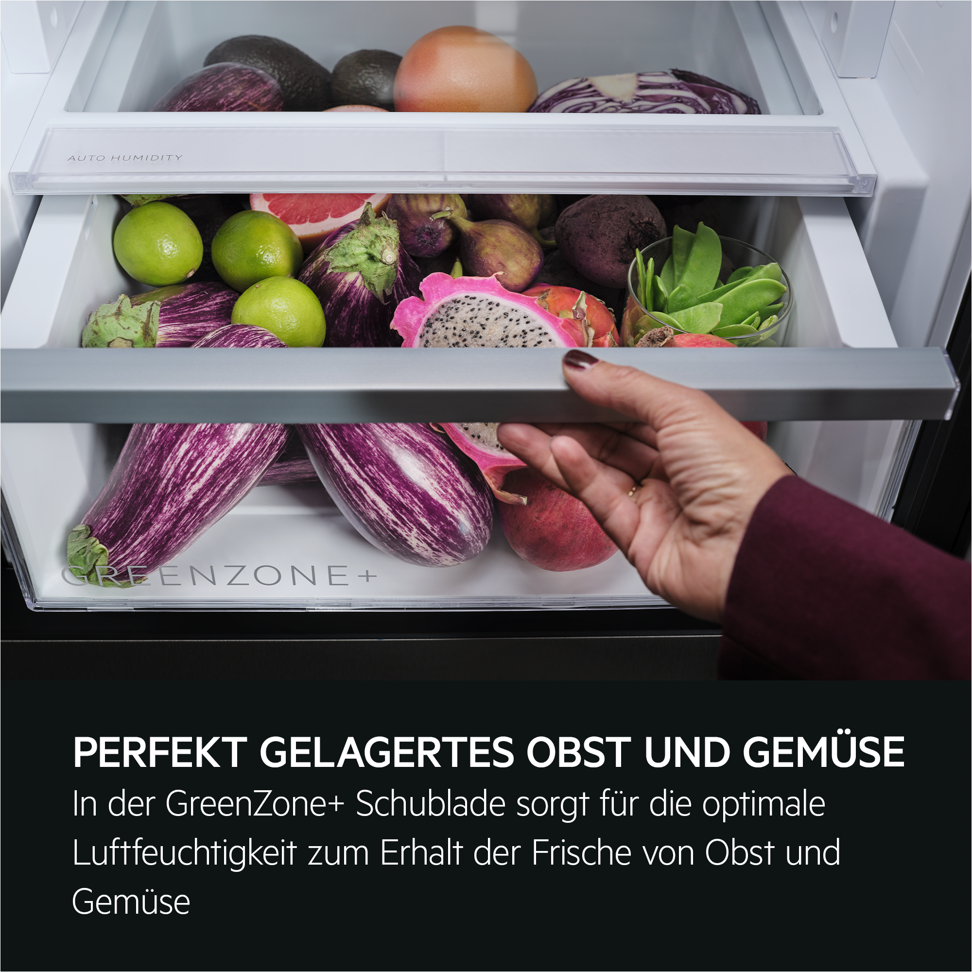 Kühlschublade mit Obst und Gemüse, die geöffnet wird.
