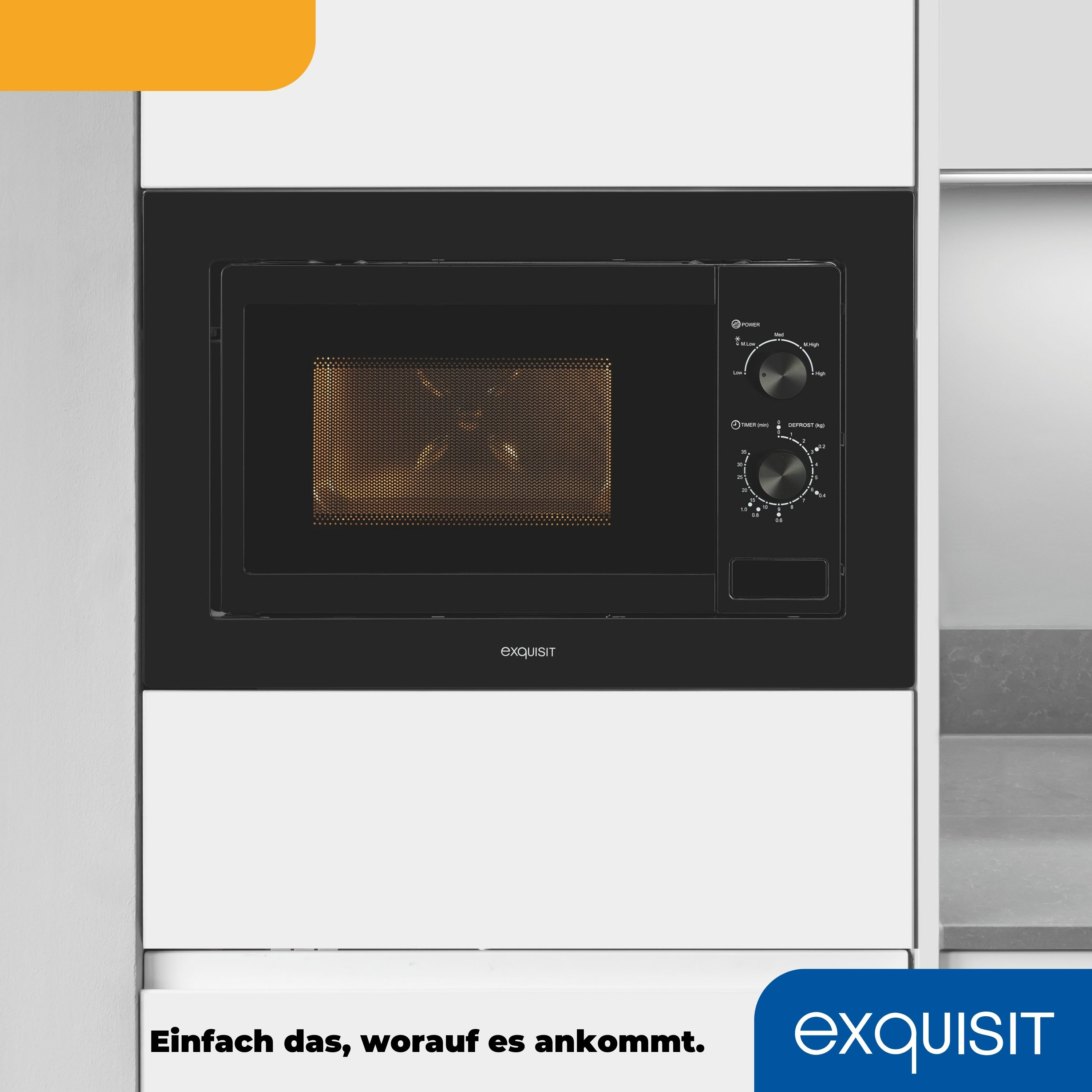 Horno microondas negro empotrado en un mueble blanco. Tiene mandos y una pantalla digital.
