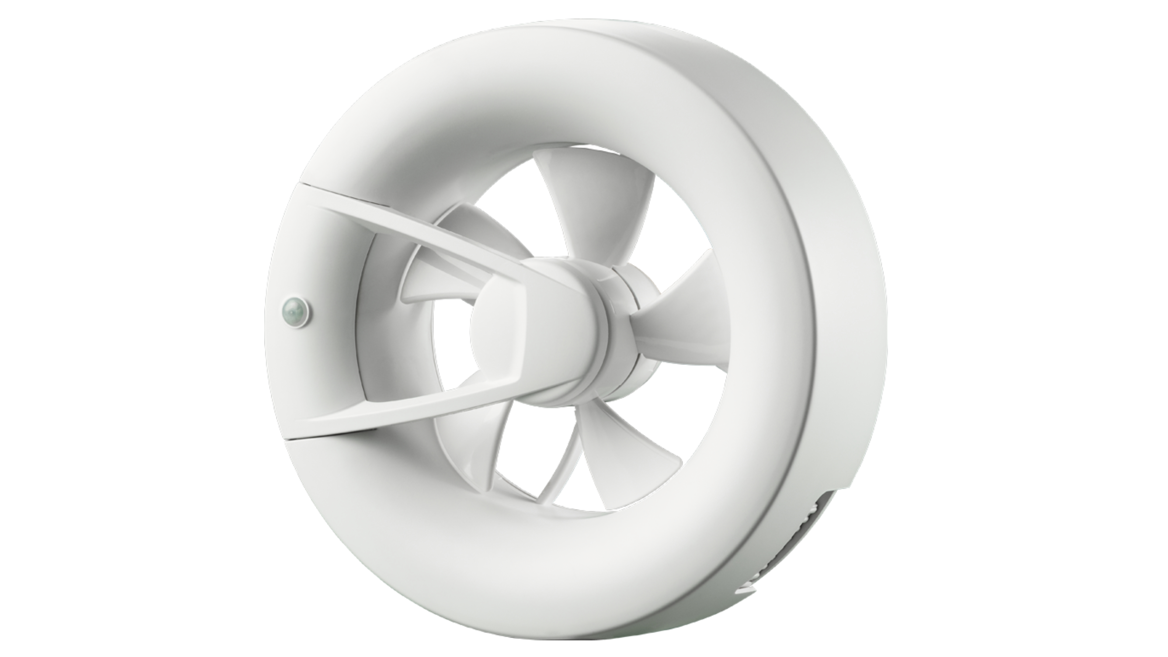 Ein weißer, kreisförmiger Ventilator mit drei Flügeln. Der Ventilator hat ein einzigartiges Design und ist auf weißem Hintergrund.