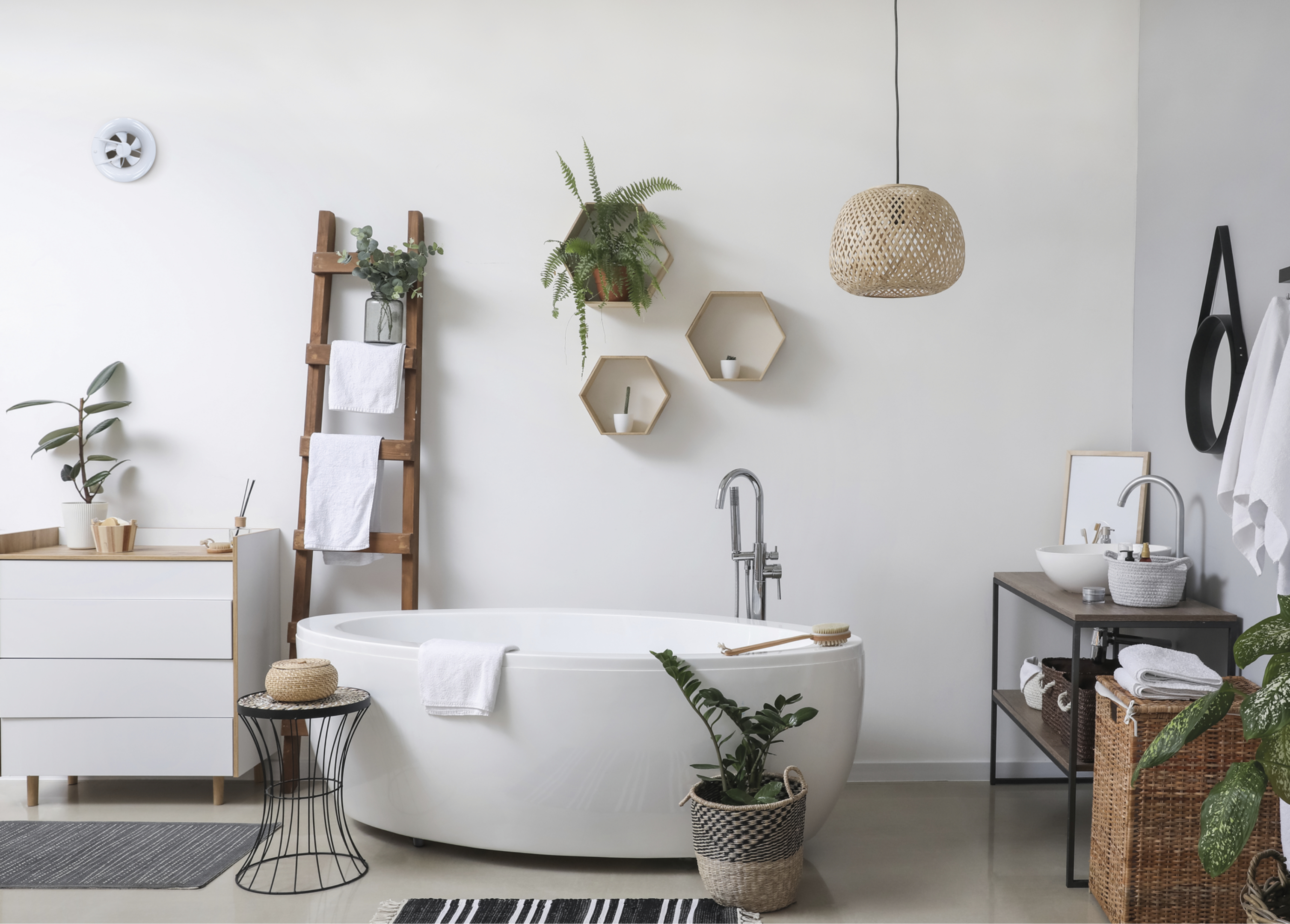 Badezimmer-Szene mit Badewanne, Leiter, Pflanzen und Hängelampe, alles auf weißem Hintergrund.