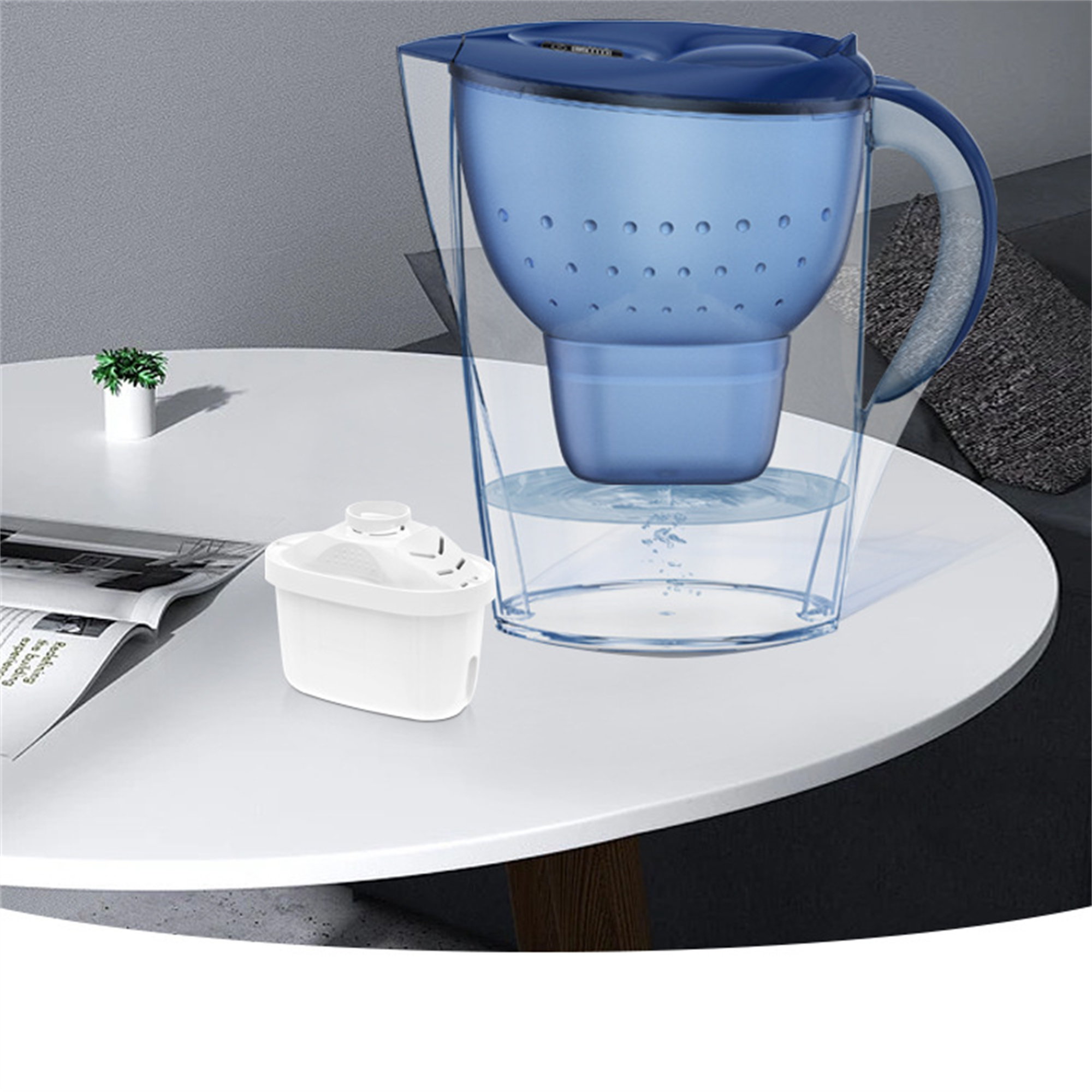 Blauer Wasserfilter-Krug mit weißem Filter. Er steht auf einer weißen Oberfläche.