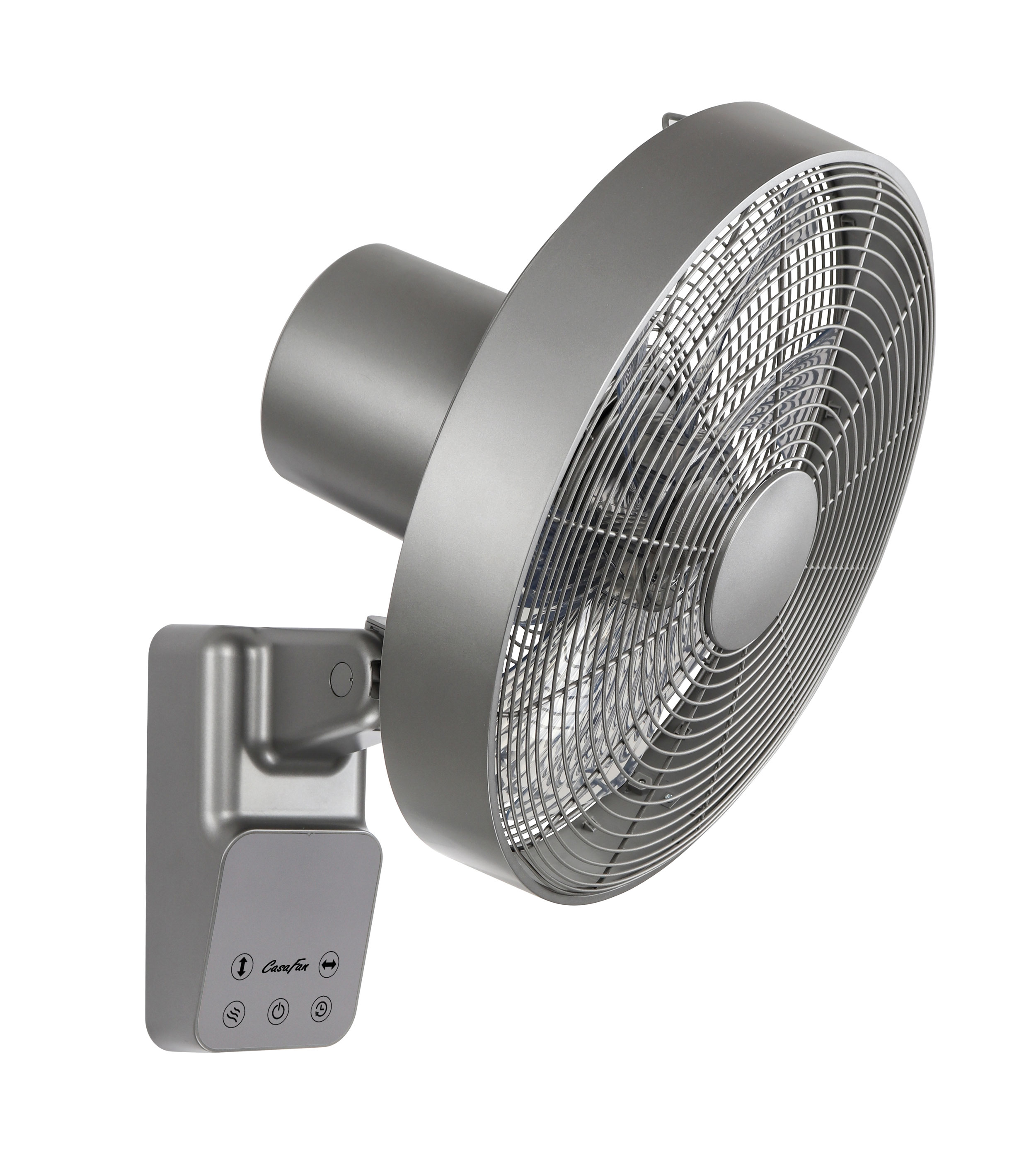 Silberner Wandventilator mit rundem Kopf und Bedienelementen. Der Ventilator steht vor weißem Hintergrund.